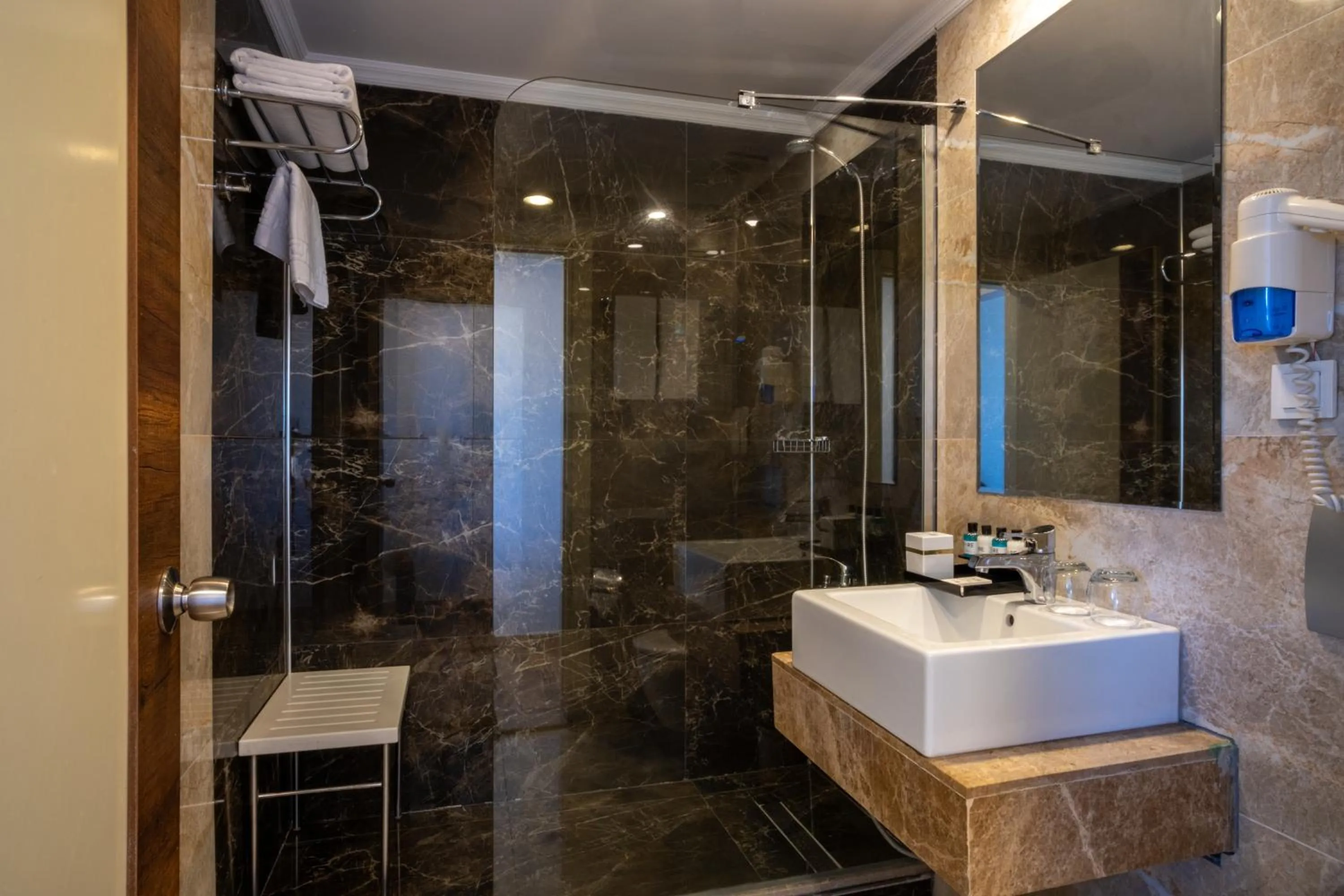Shower in FORE RESORT & SPA