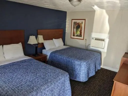 Bedroom, Bed in Bea's Parkway Inn