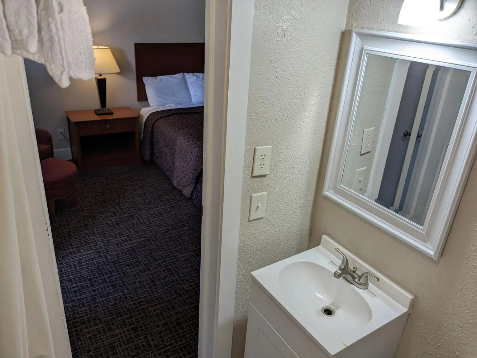 Bathroom, Bed in Bea's Parkway Inn