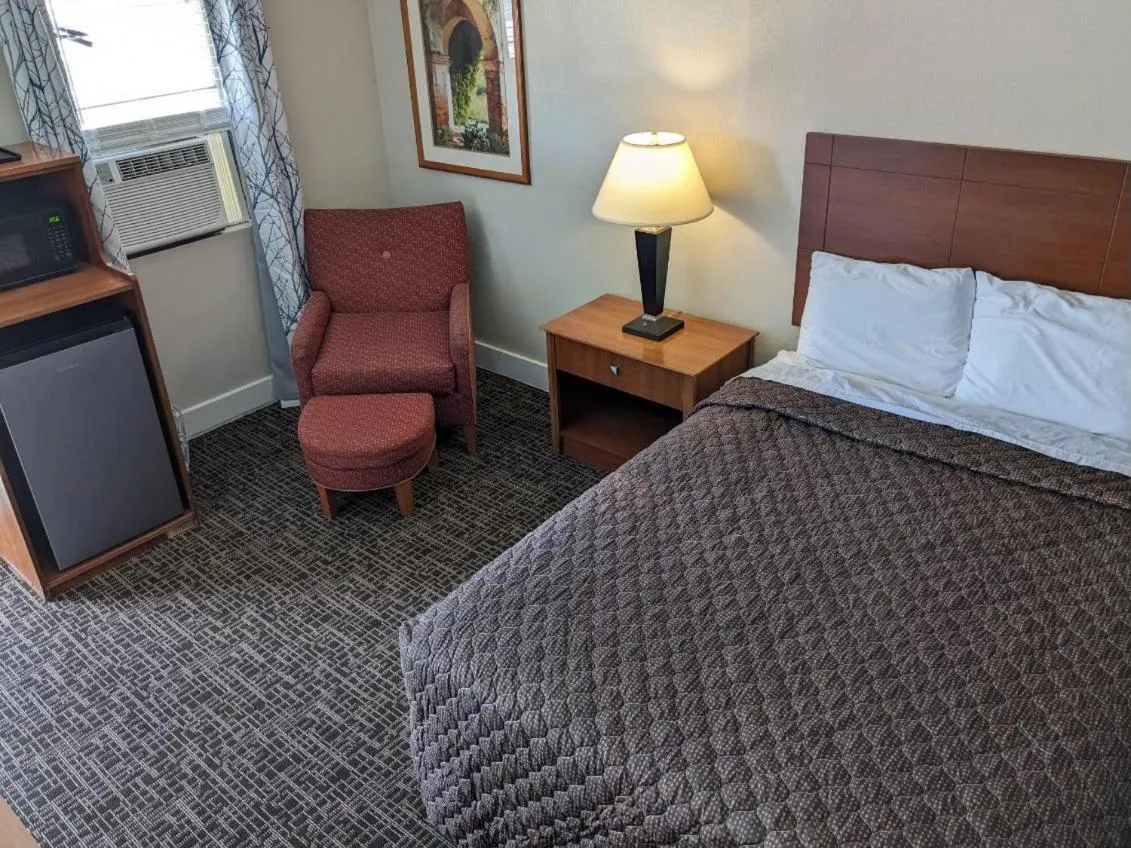 Bedroom, Bed in Bea's Parkway Inn