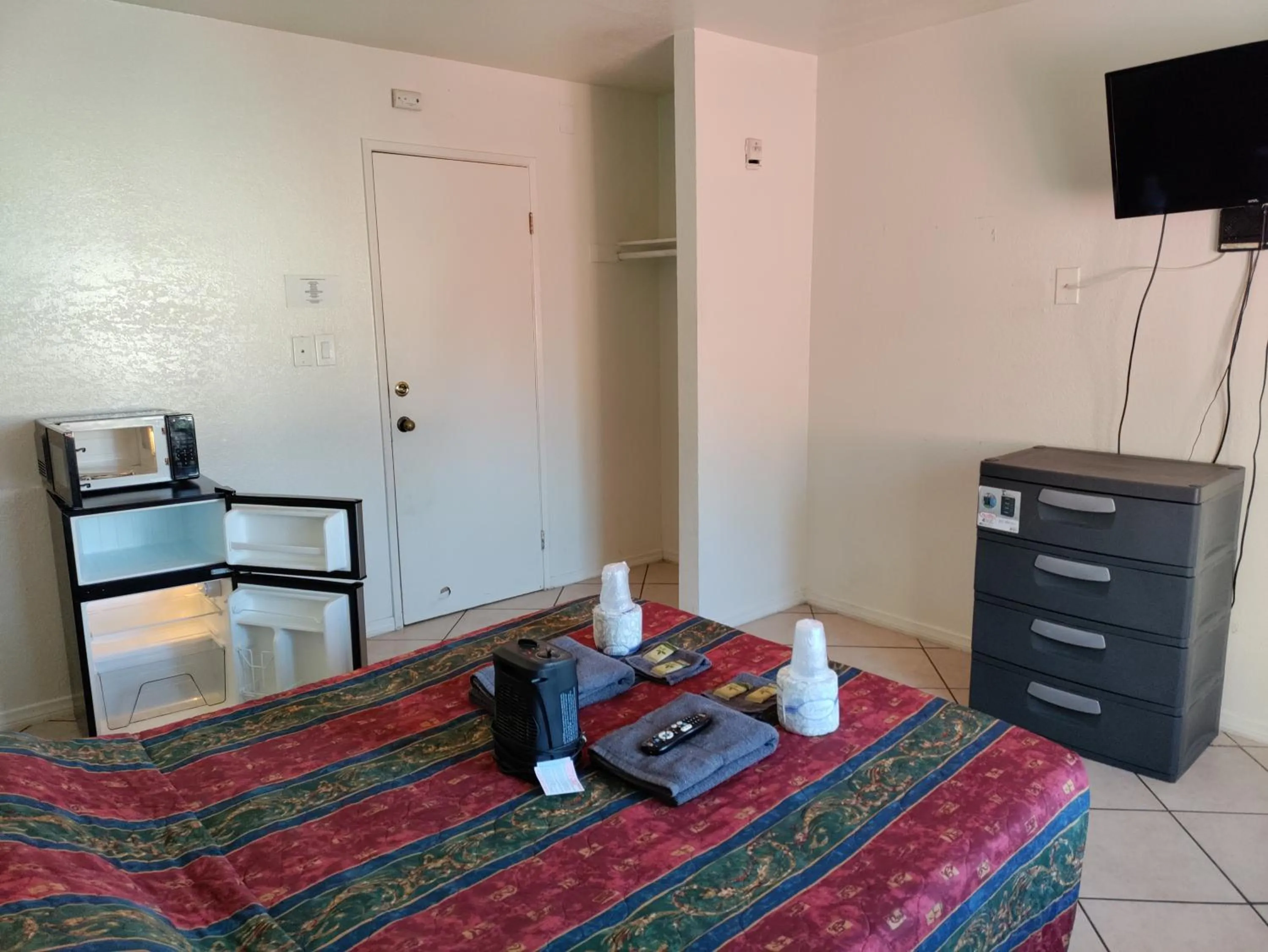 Bed in Crown Inn & Suites