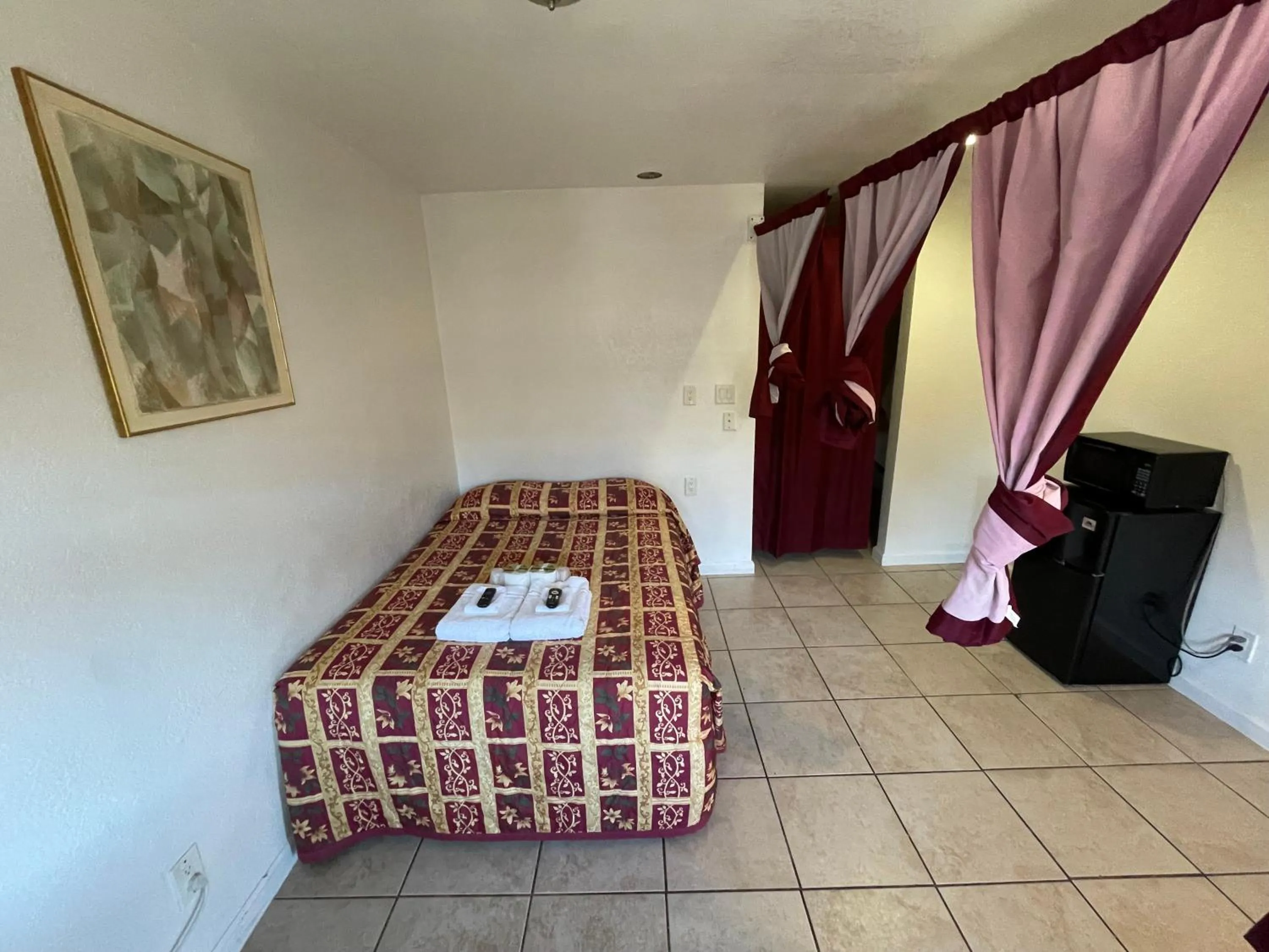 Bed in Crown Inn & Suites