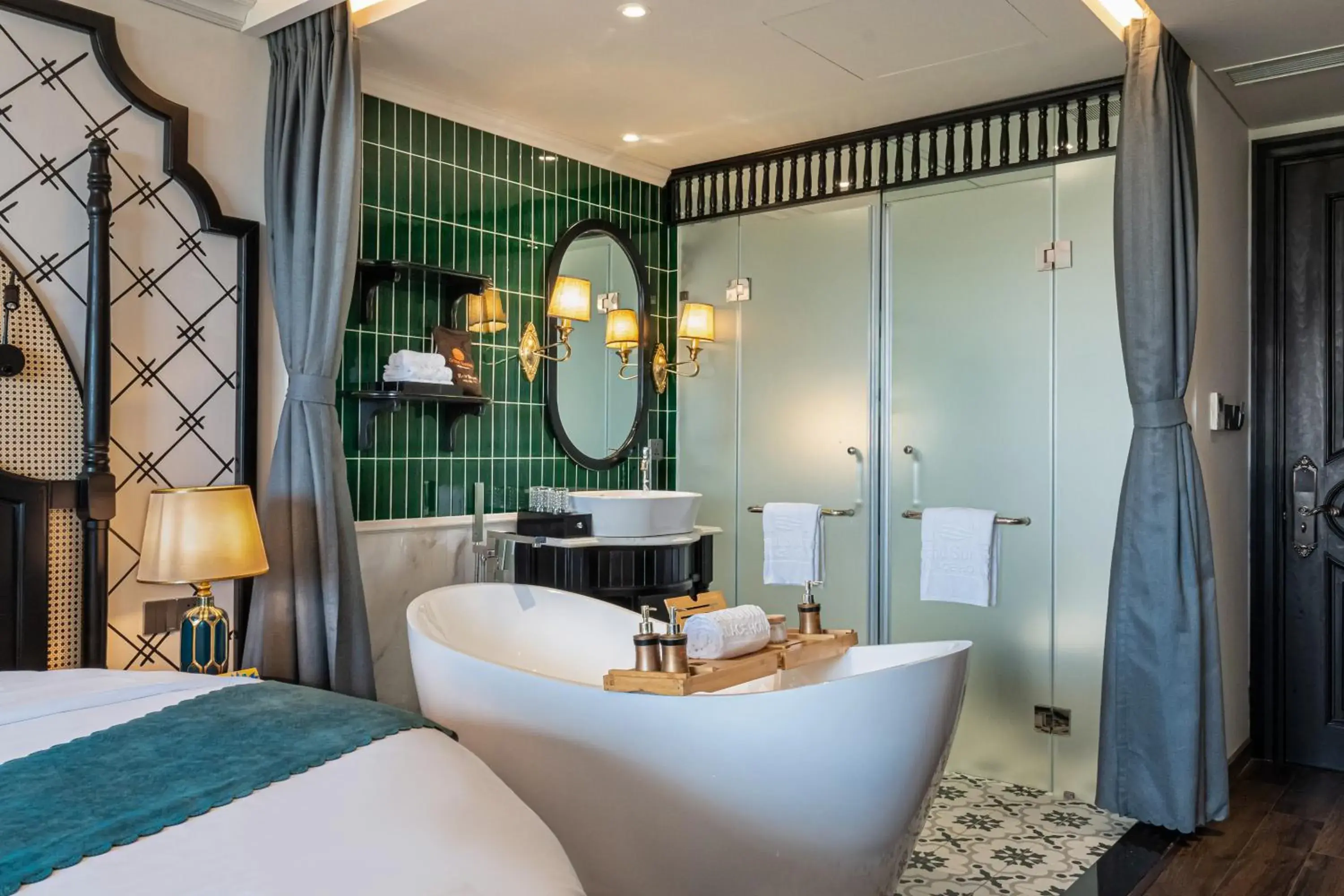 Shower, Bed in Grand Sunrise Palace Hoi An- A Luxury Indochine Hotel & Spa Shower, Bed in Grand Sunrise Palace Hoi An- A Luxury Indochine Hotel & Spa