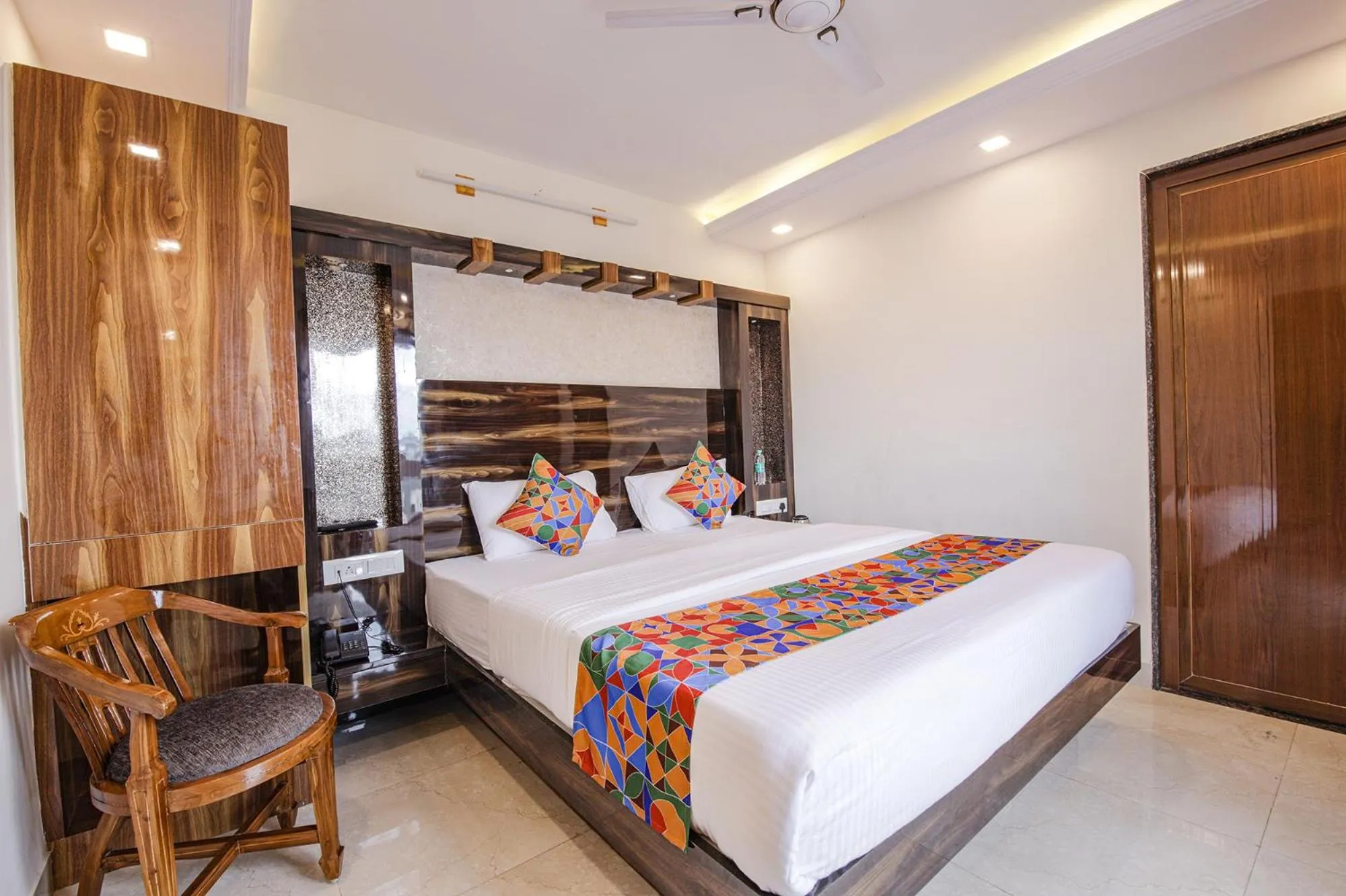 Bed in Hotel SG5 Inn Suites