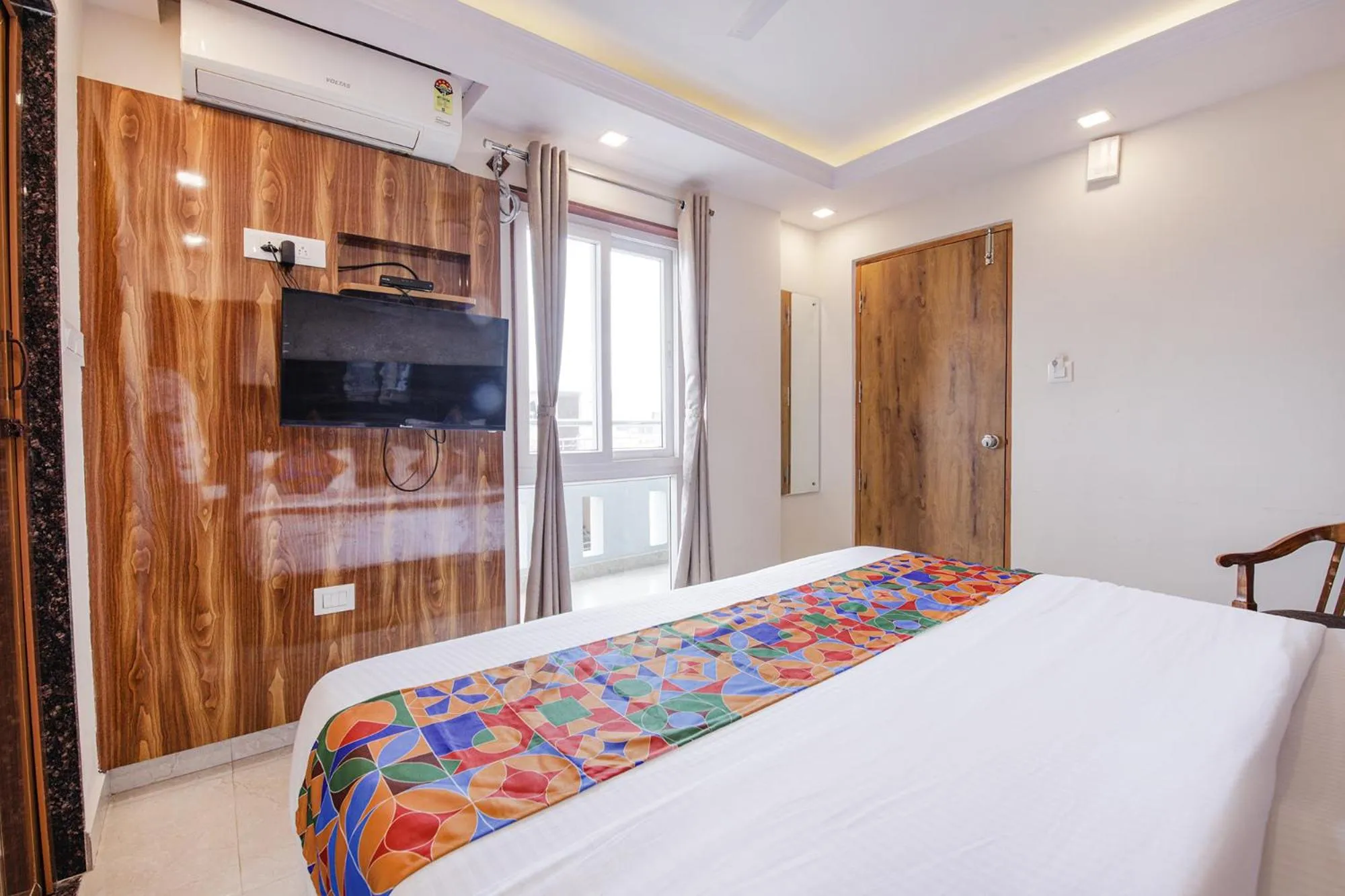 Bed in Hotel SG5 Inn Suites