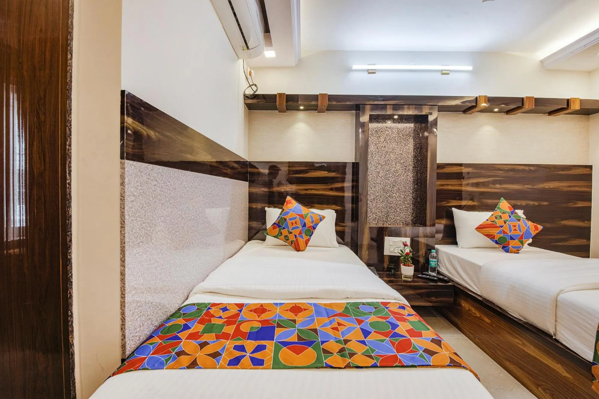 Bed in Hotel SG5 Inn Suites