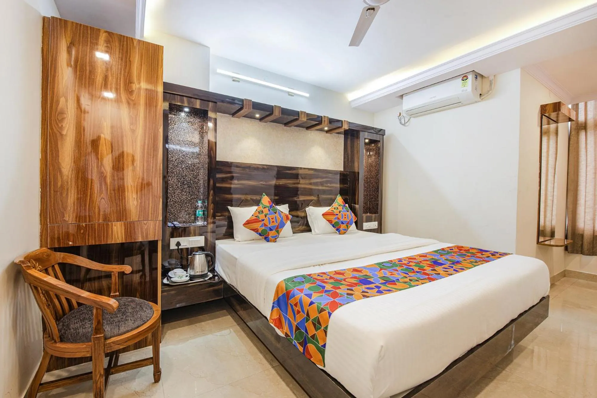 Bed in Hotel SG5 Inn Suites