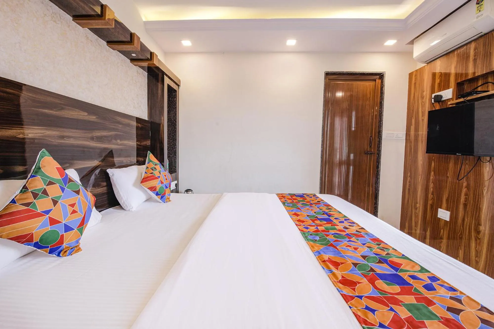 Bed in Hotel SG5 Inn Suites