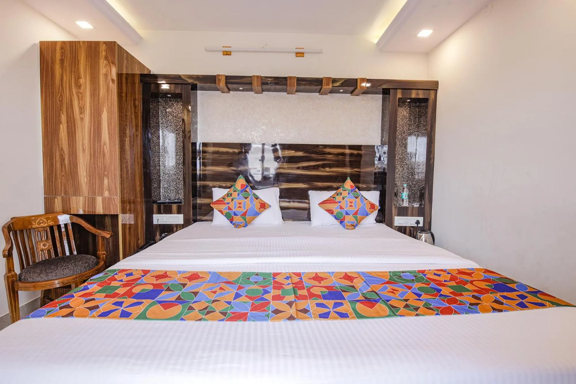 Bed in Hotel SG5 Inn Suites