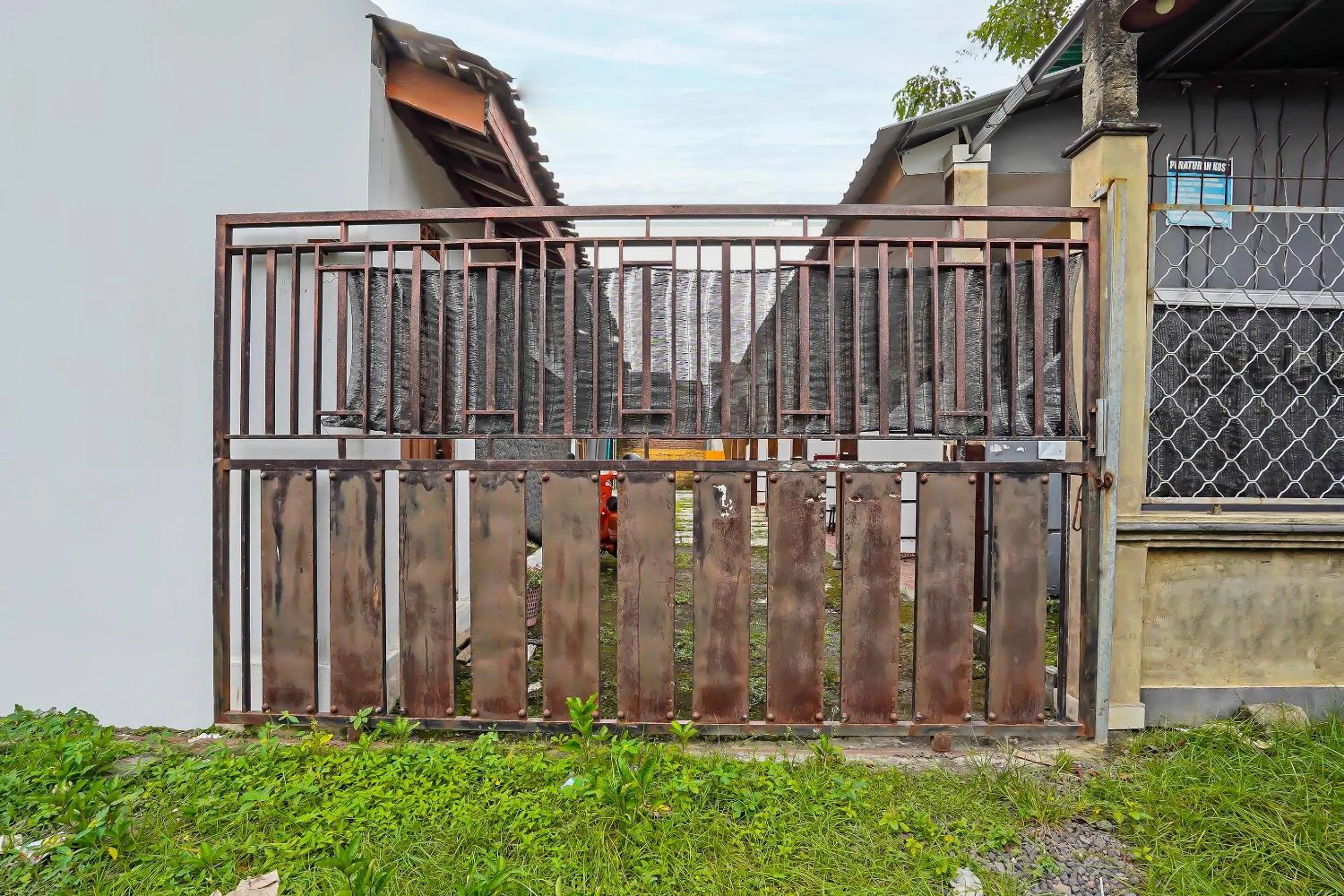 Facade/entrance in SPOT ON 92475 Rc Homestay Syariah