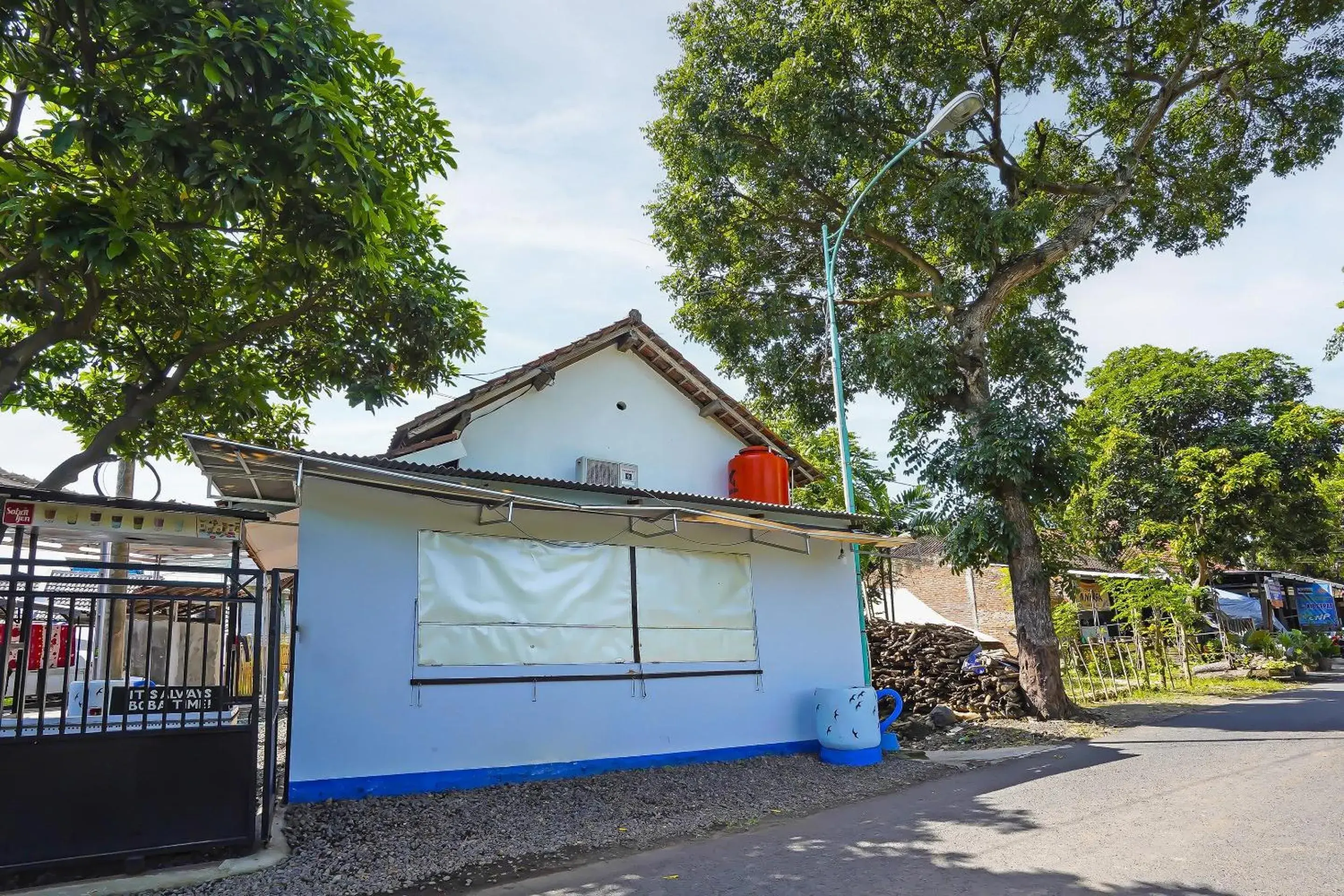 Facade/entrance in Hotel O Sobat Ijen Traveller Homestay Facade/entrance in Hotel O Sobat Ijen Traveller Homestay