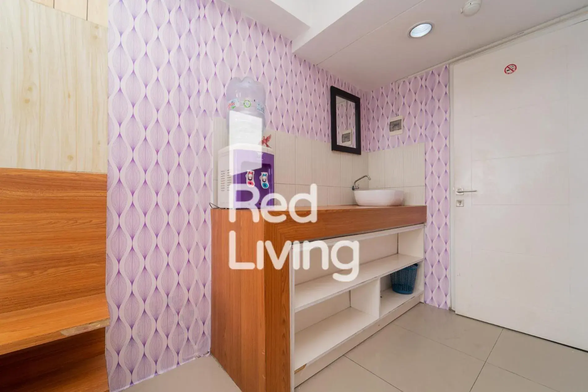 Kitchen or kitchenette, Bed in RedLiving Apartemen Grand Sentraland - Bangde Rooms Kitchen or kitchenette, Bed in RedLiving Apartemen Grand Sentraland - Bangde Rooms