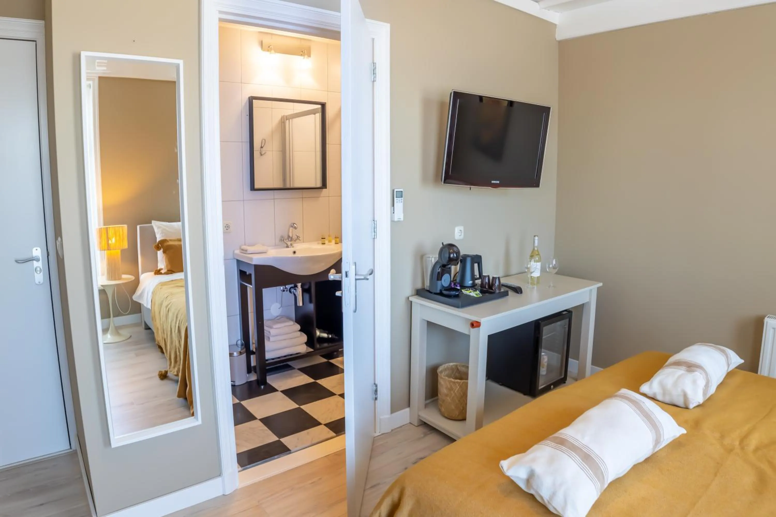 Bed in Hotel Restaurant Toxopeus