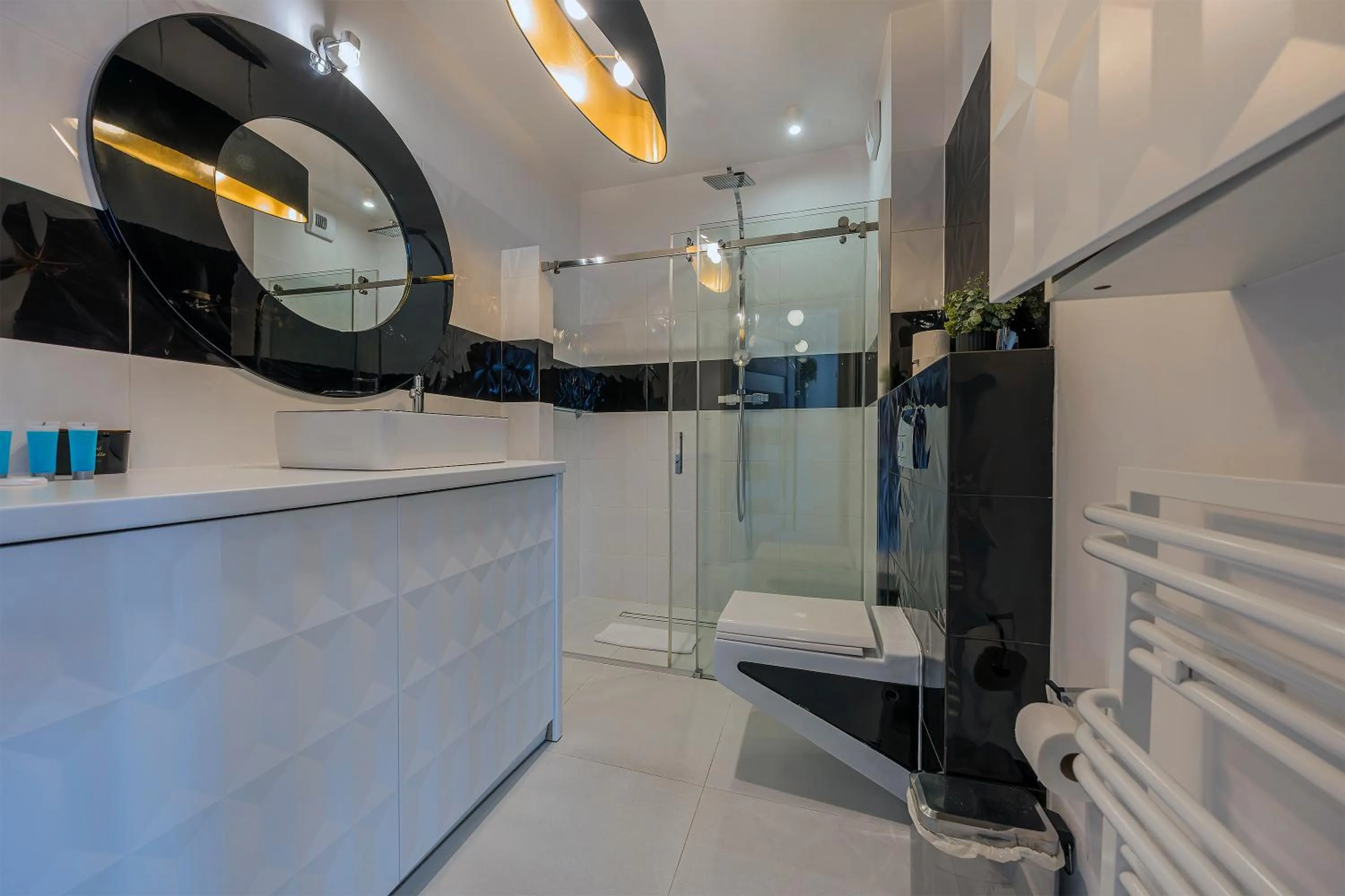 Shower in Chmielna Park by Comfort Apartments