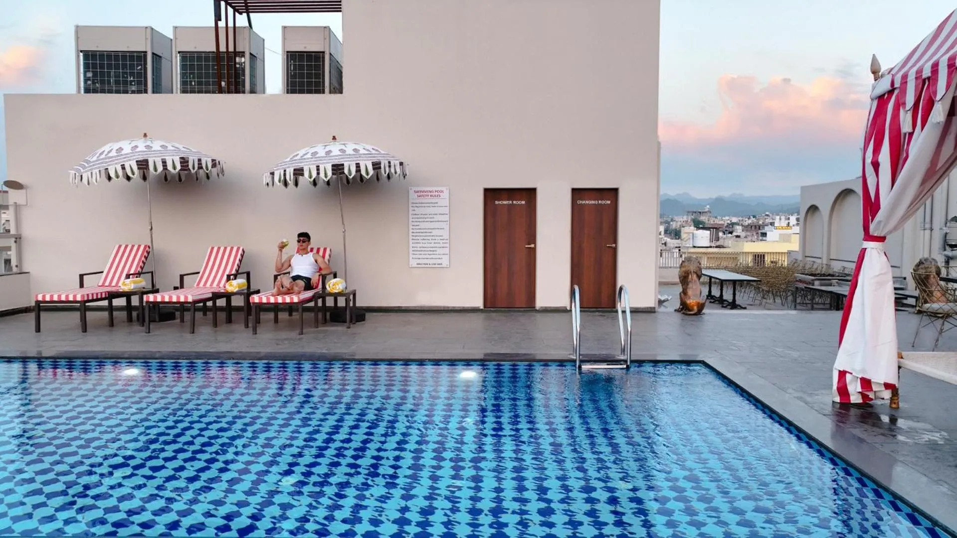 Swimming pool in Hotel Bawa Udaipur