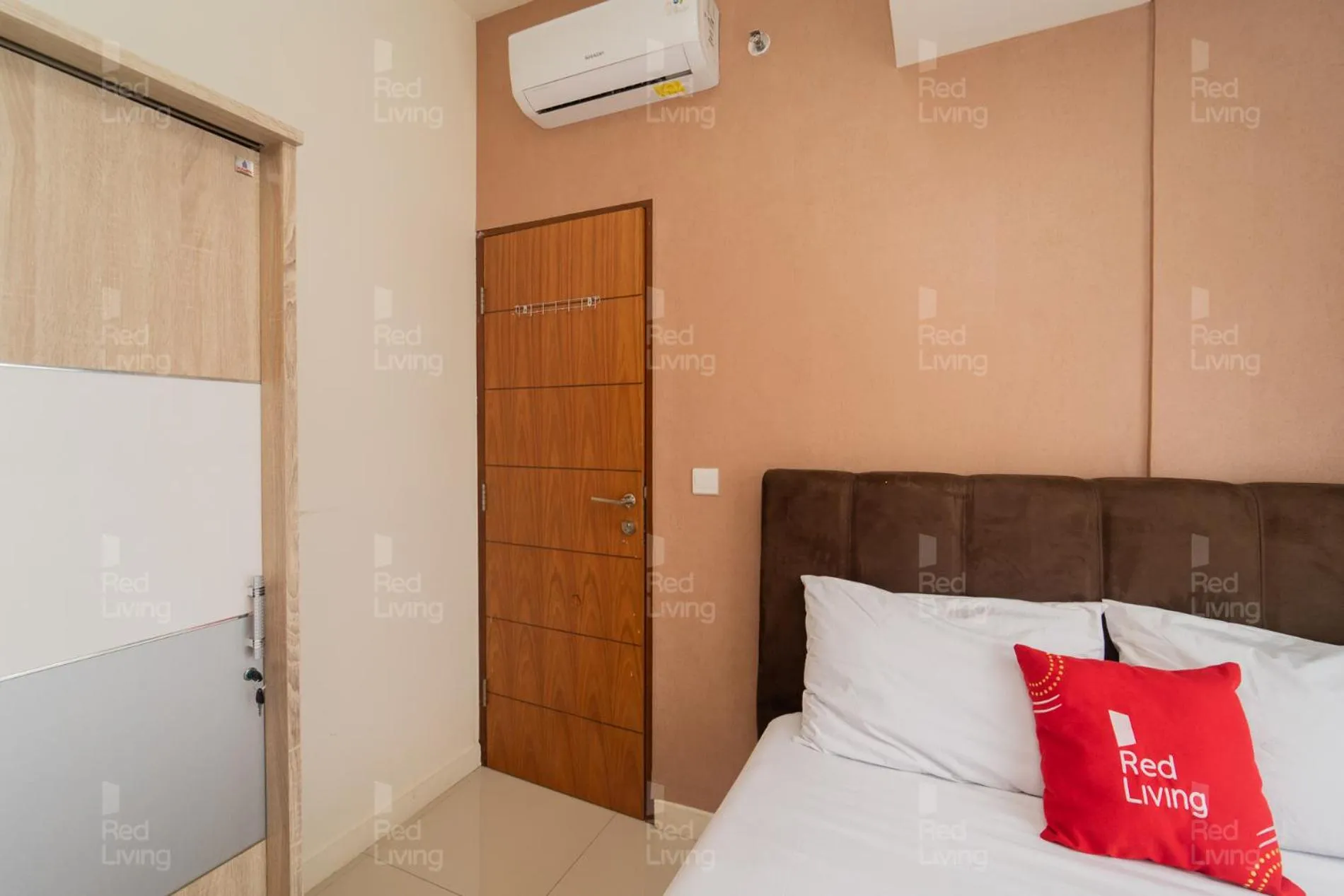 Bedroom, Bed in RedLiving Apartemen Vida View - Vida Connect