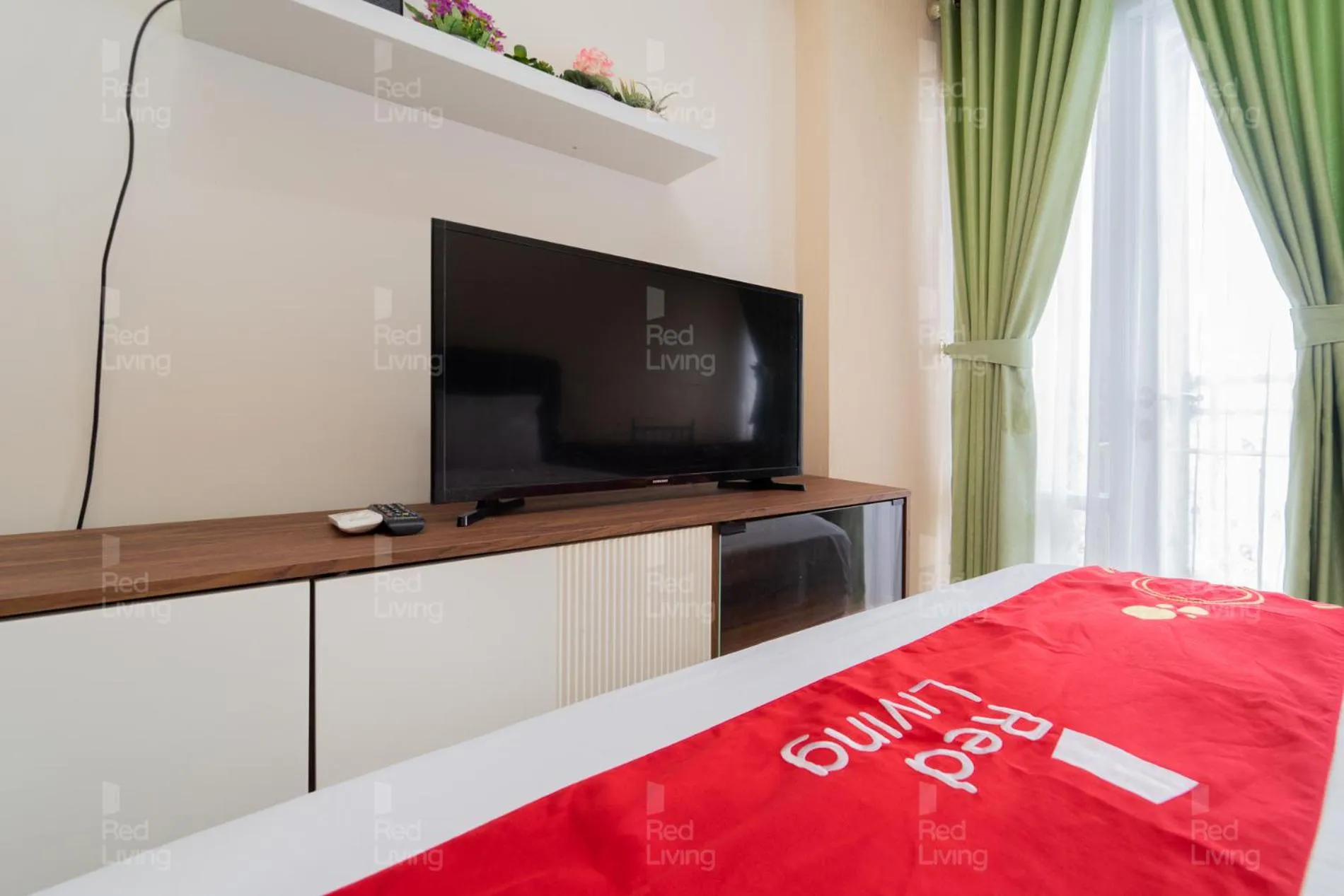 Bedroom, Bed in RedLiving Apartemen Vida View - Vida Connect