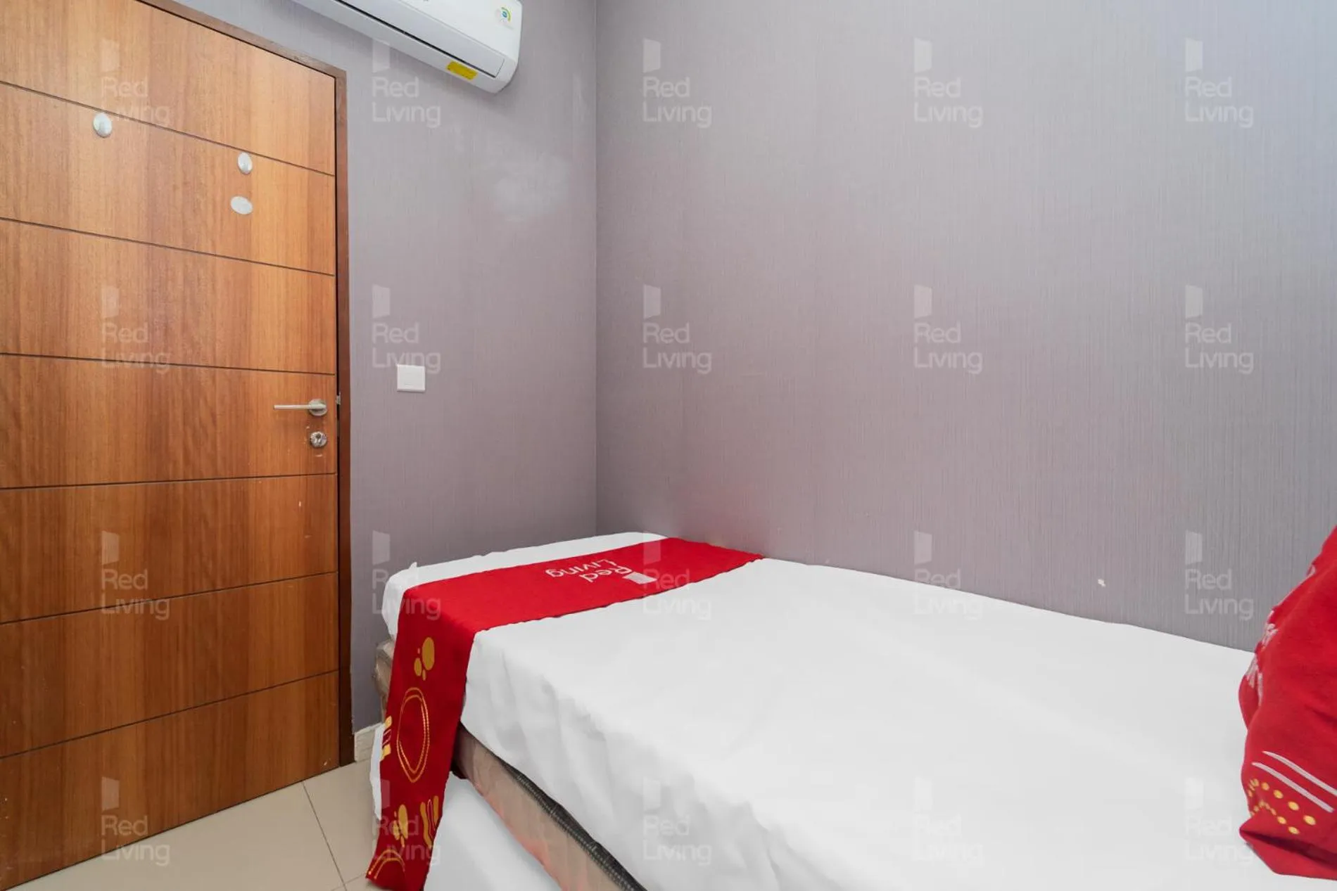 Bedroom, Bed in RedLiving Apartemen Vida View - Vida Connect