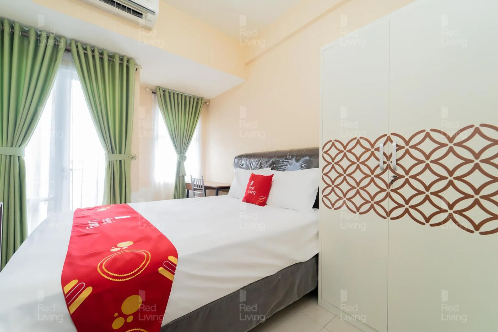 Bedroom, Bed in RedLiving Apartemen Vida View - Vida Connect