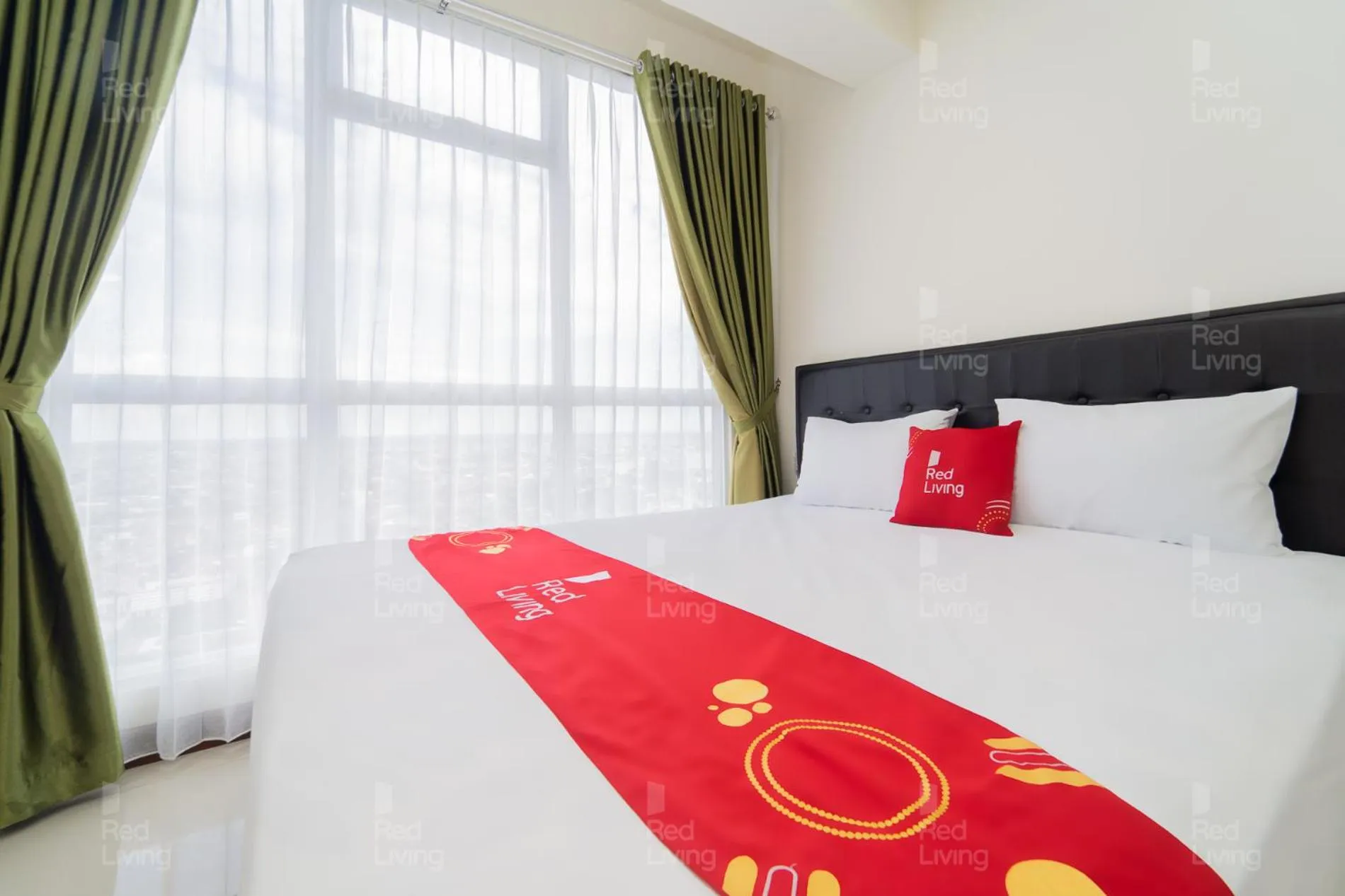 Bedroom, Bed in RedLiving Apartemen Vida View - Vida Connect