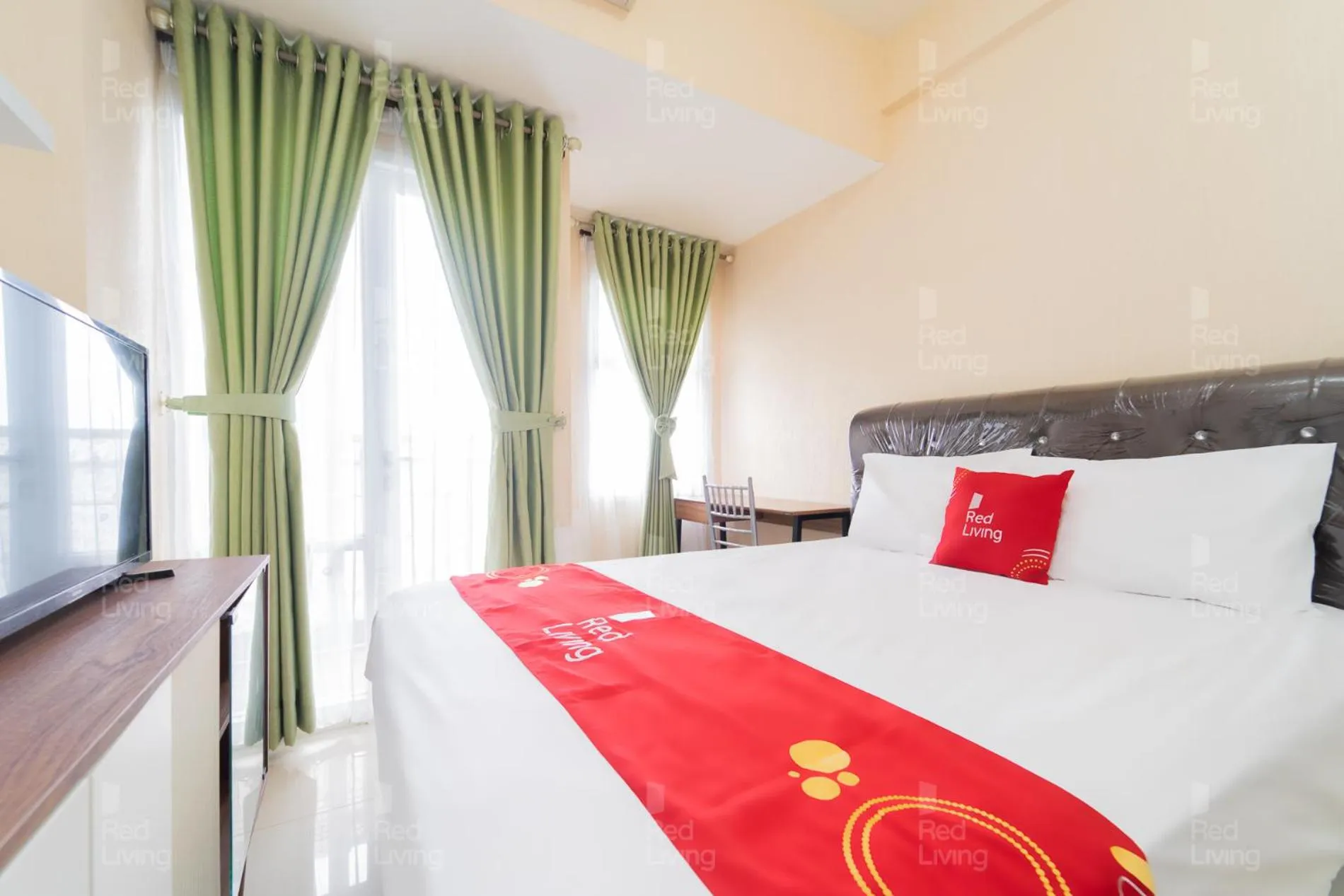 Bedroom, Bed in RedLiving Apartemen Vida View - Vida Connect