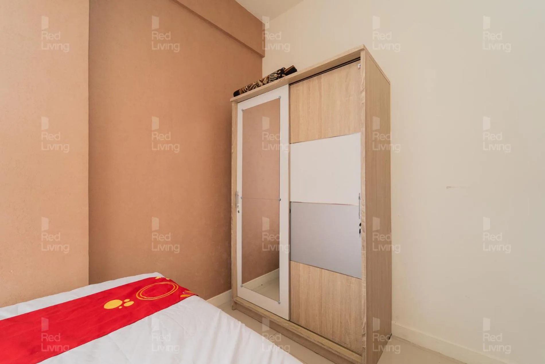 Bedroom, Bed in RedLiving Apartemen Vida View - Vida Connect