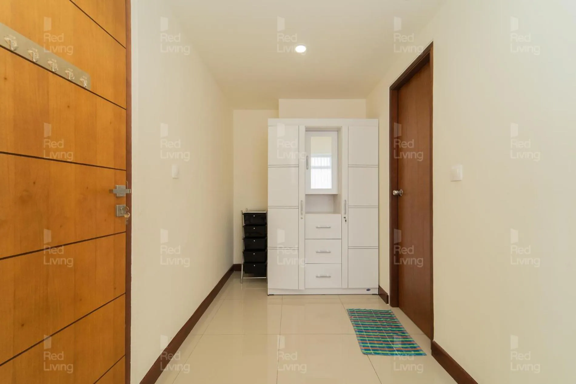 wardrobe in RedLiving Apartemen Vida View - Vida Connect