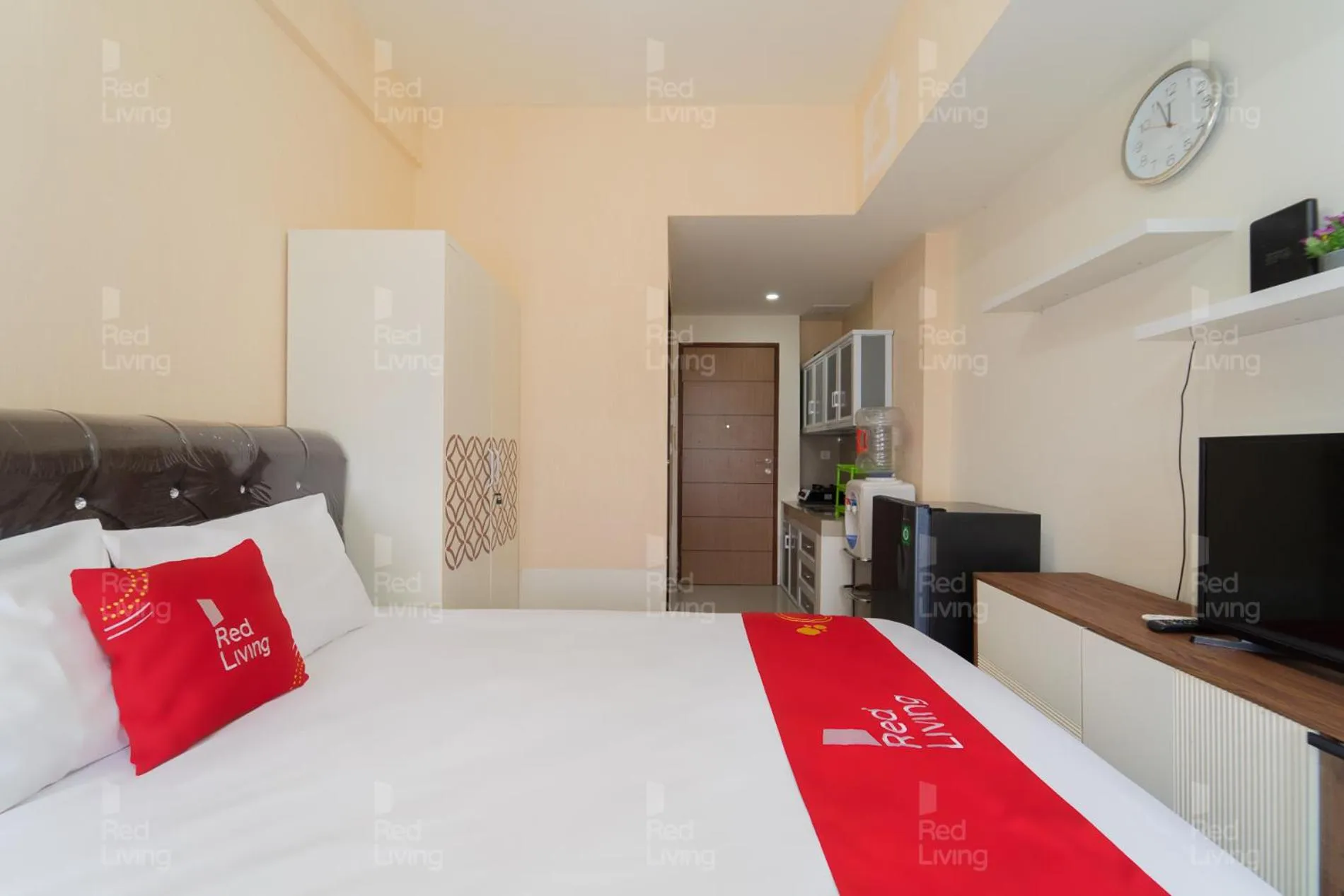 Bedroom, Bed in RedLiving Apartemen Vida View - Vida Connect