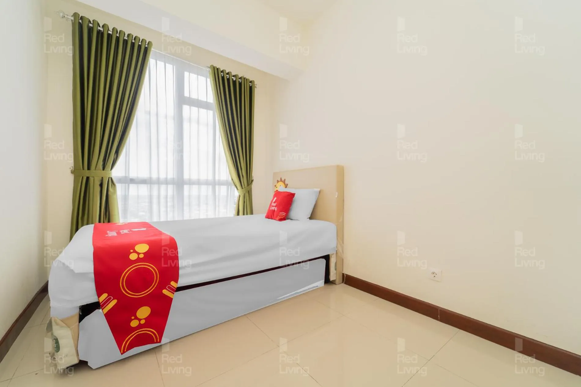 Bedroom, Bed in RedLiving Apartemen Vida View - Vida Connect