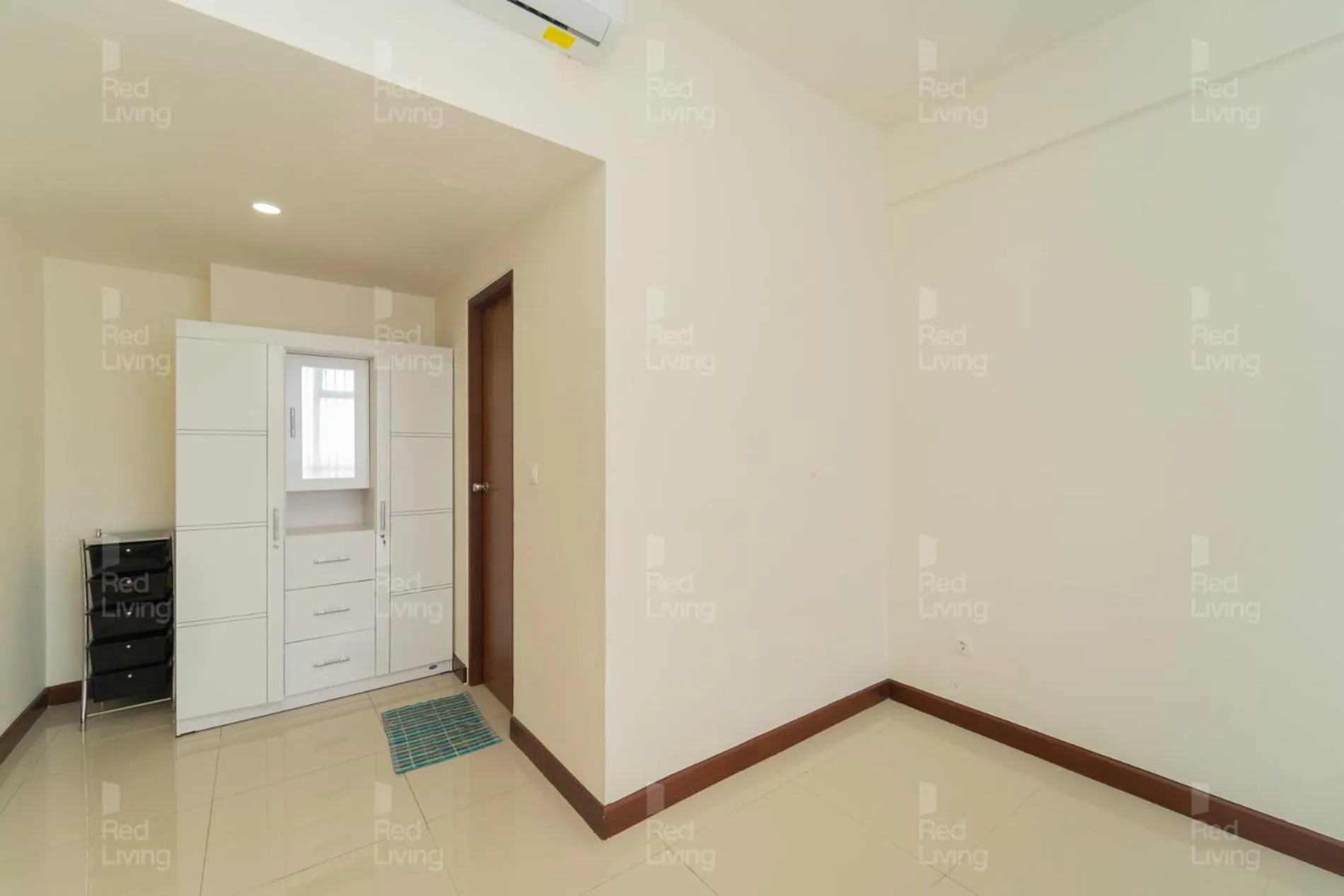 wardrobe in RedLiving Apartemen Vida View - Vida Connect