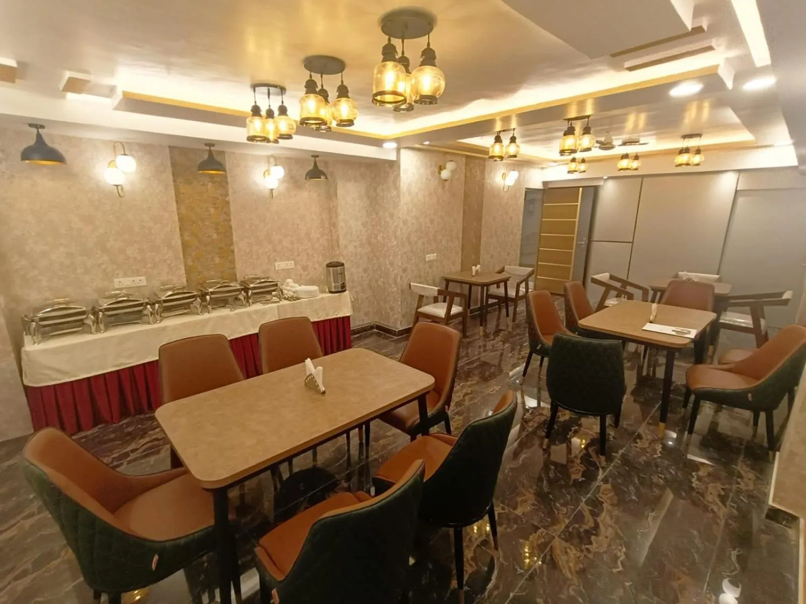 Restaurant/places to eat in Hotel Aman Residency