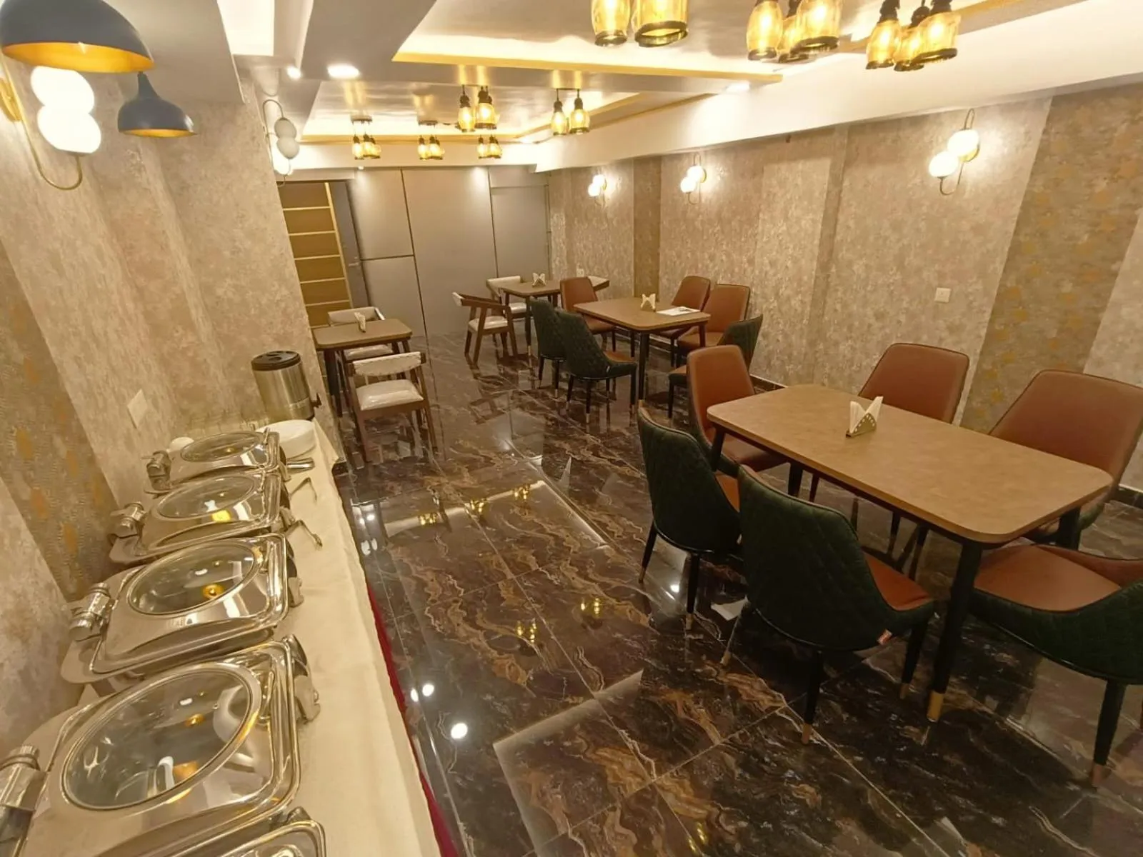 Restaurant/places to eat in Hotel Aman Residency