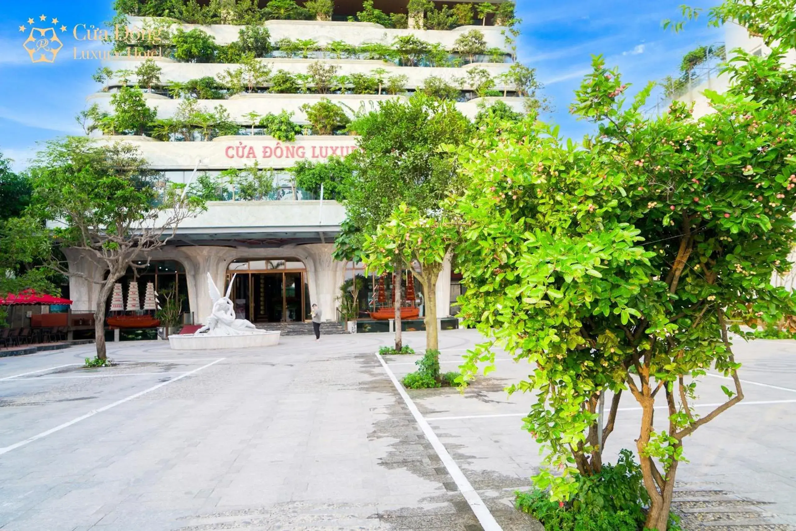 Property building in Cửa Đông Luxury Hotel Property building in Cửa Đông Luxury Hotel