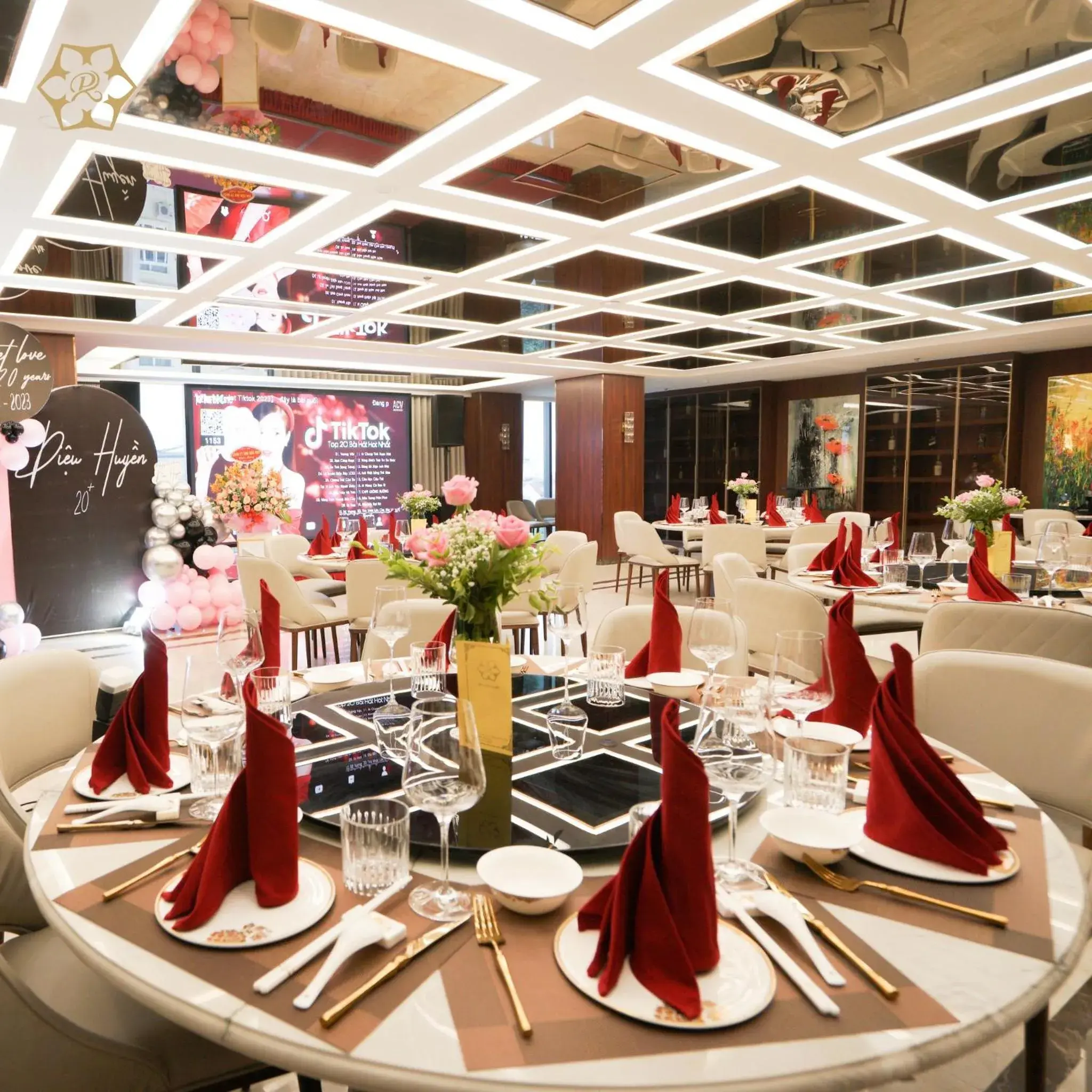 Restaurant/places to eat in Cửa Đông Luxury Hotel Restaurant/places to eat in Cửa Đông Luxury Hotel