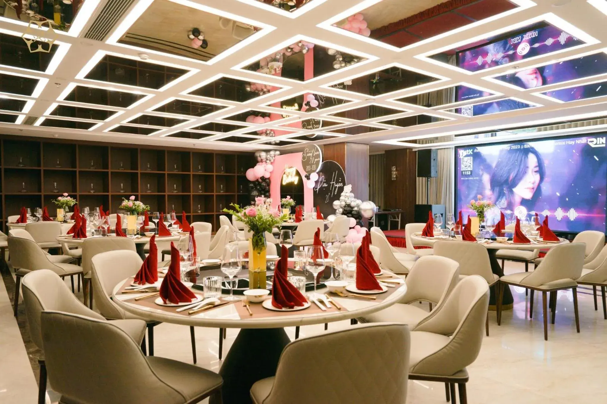 Restaurant/places to eat in Cửa Đông Luxury Hotel Restaurant/places to eat in Cửa Đông Luxury Hotel