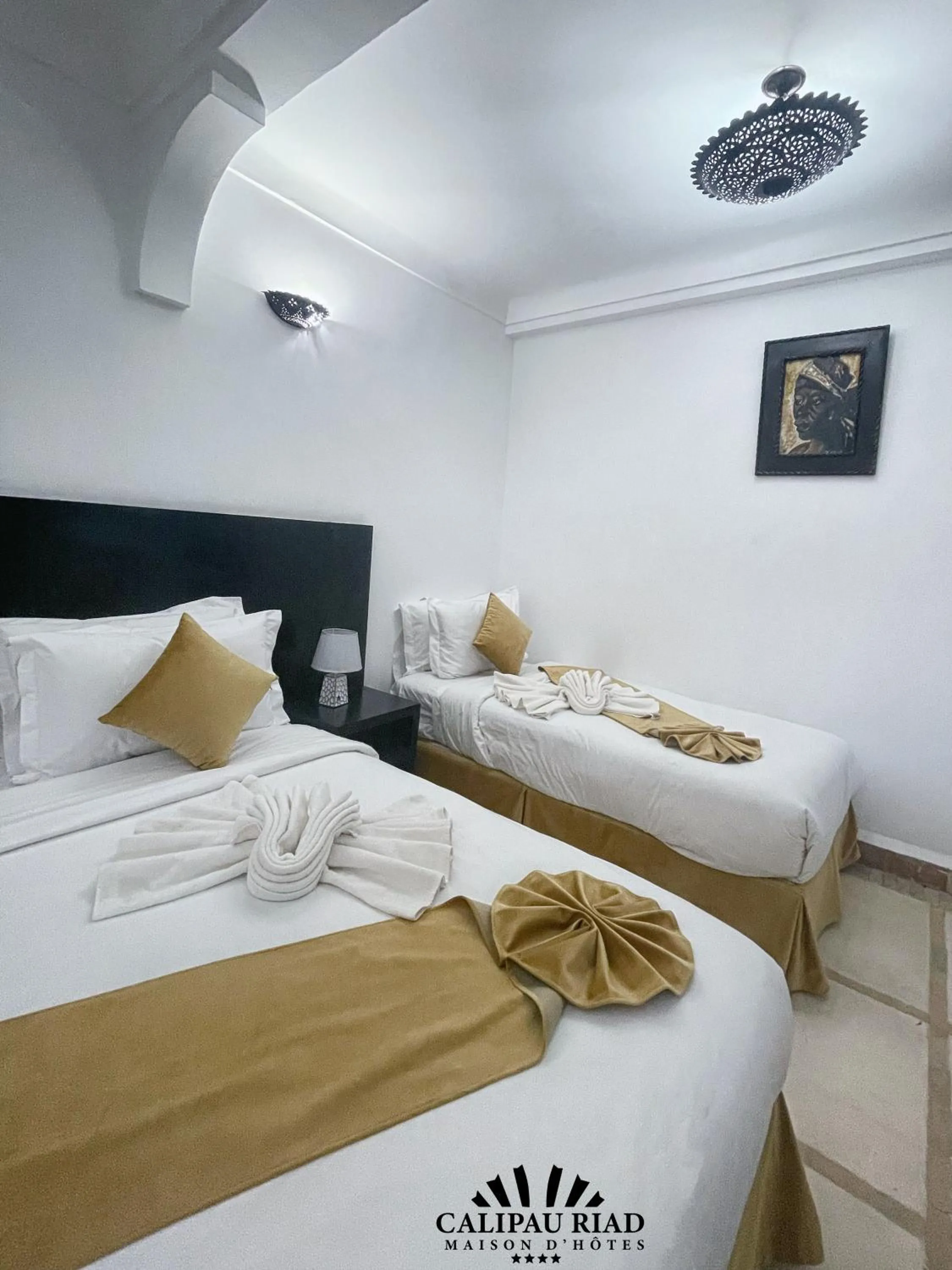 Bed in Hôtel Calipau Riad Maison d'Hôtes