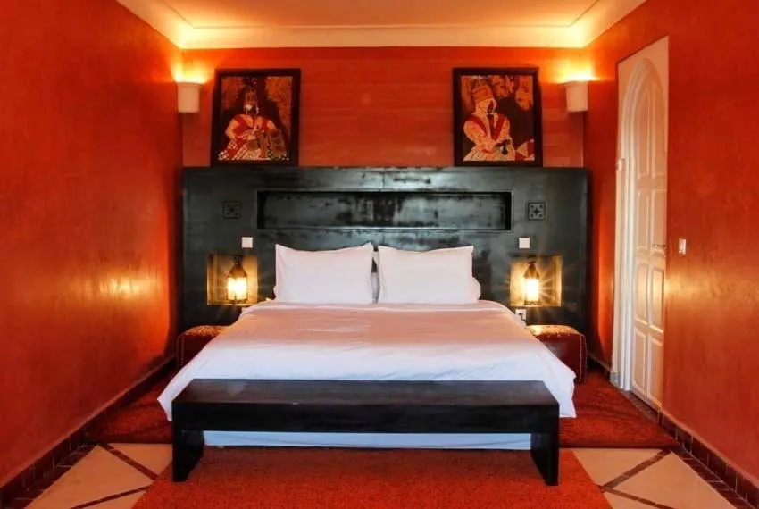 Bed in Hôtel Calipau Riad Maison d'Hôtes