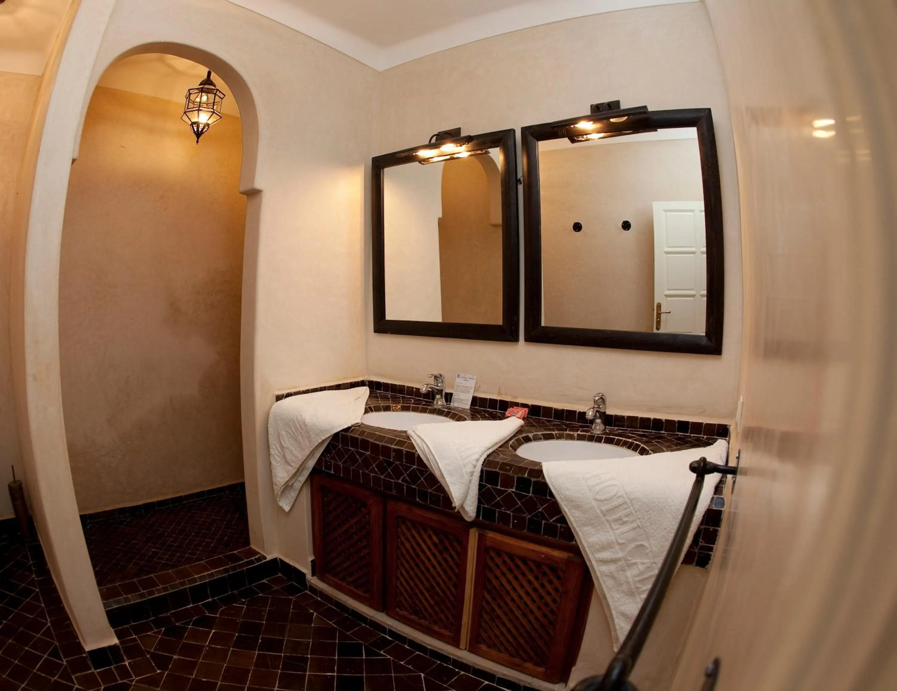 Shower, Bed in Hôtel Calipau Riad Maison d'Hôtes