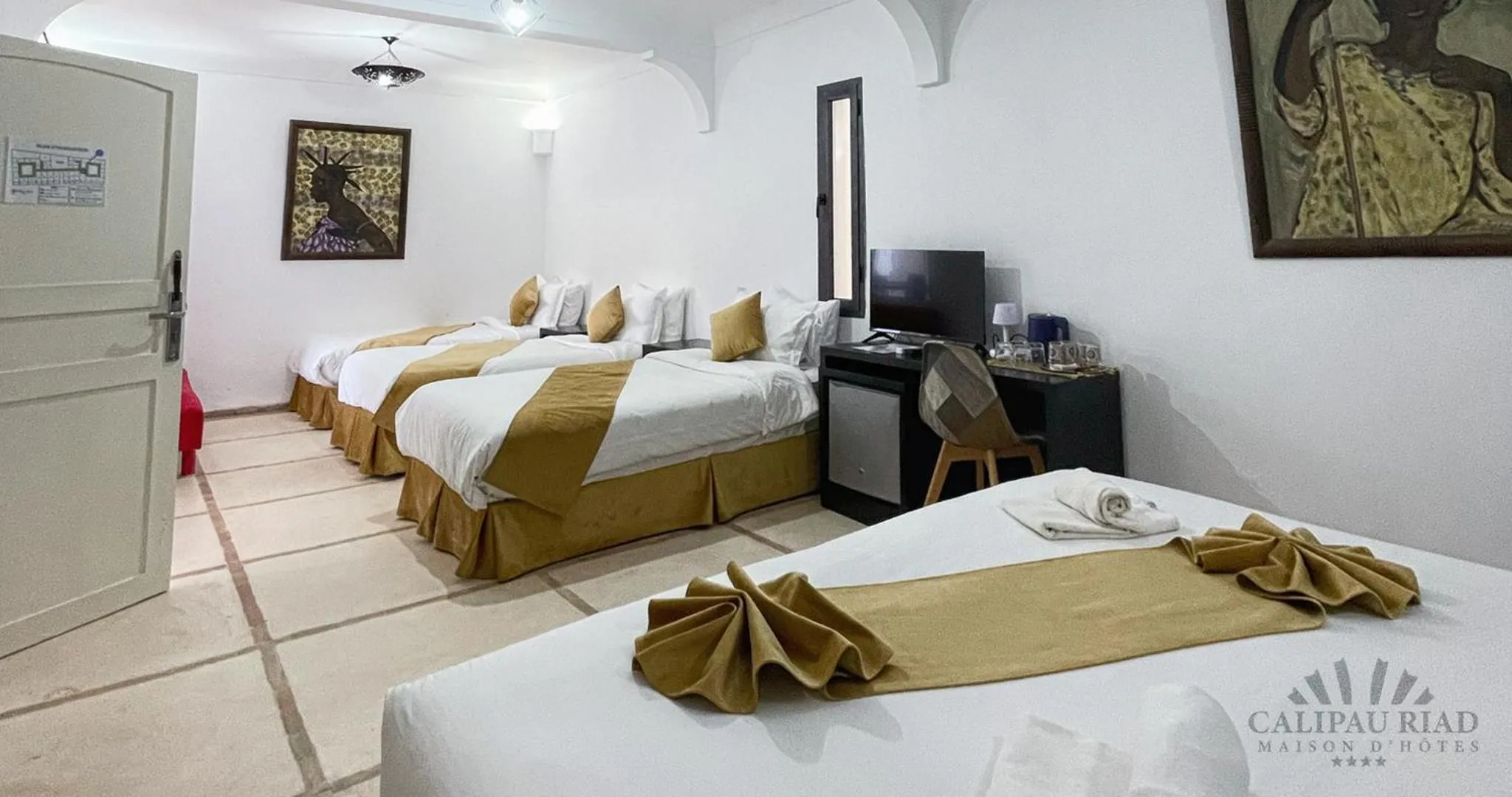 Bed in Hôtel Calipau Riad Maison d'Hôtes