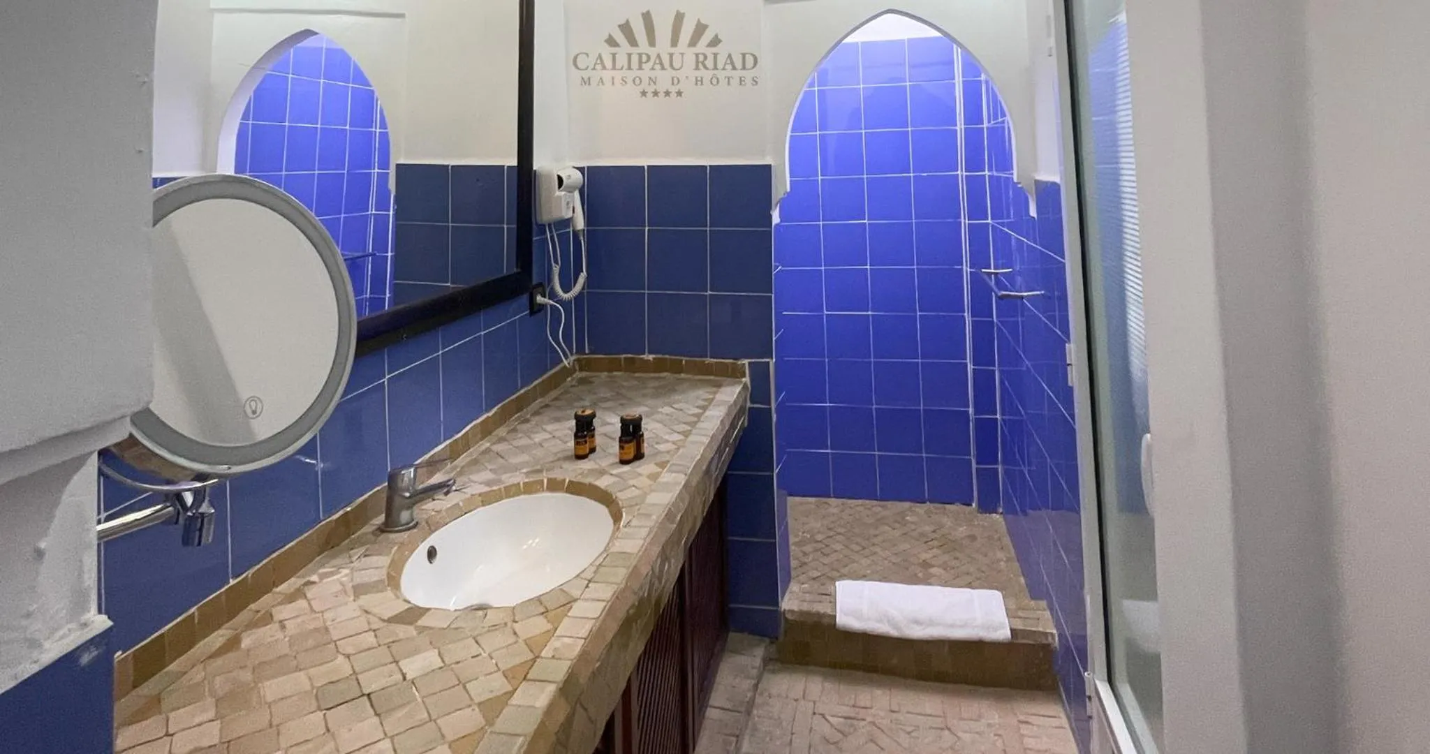 Shower in Hôtel Calipau Riad Maison d'Hôtes