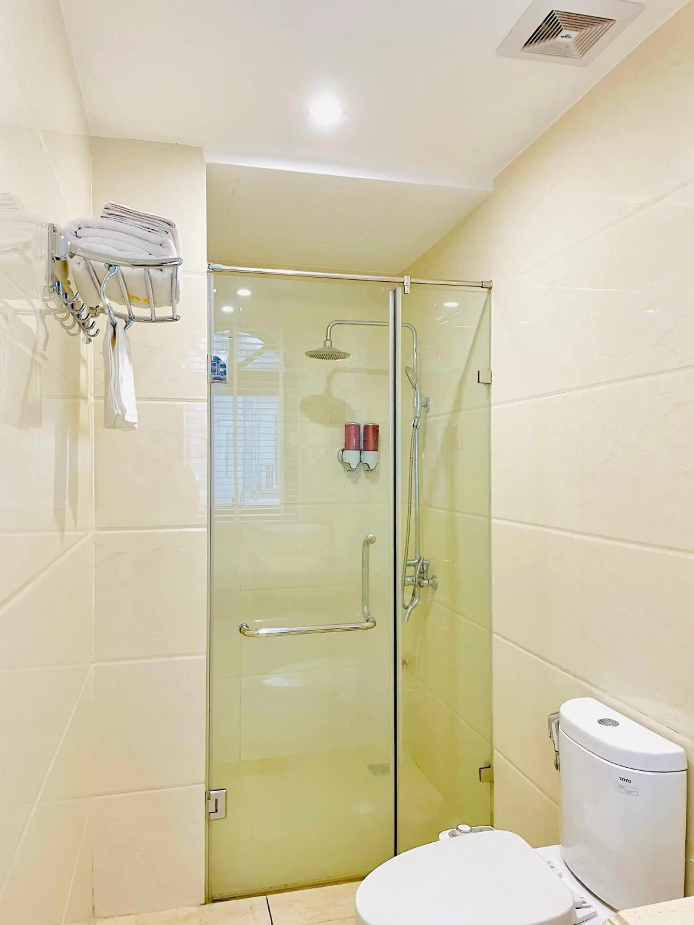 Shower in Diamond Hotel Ha Noi Shower in Diamond Hotel Ha Noi