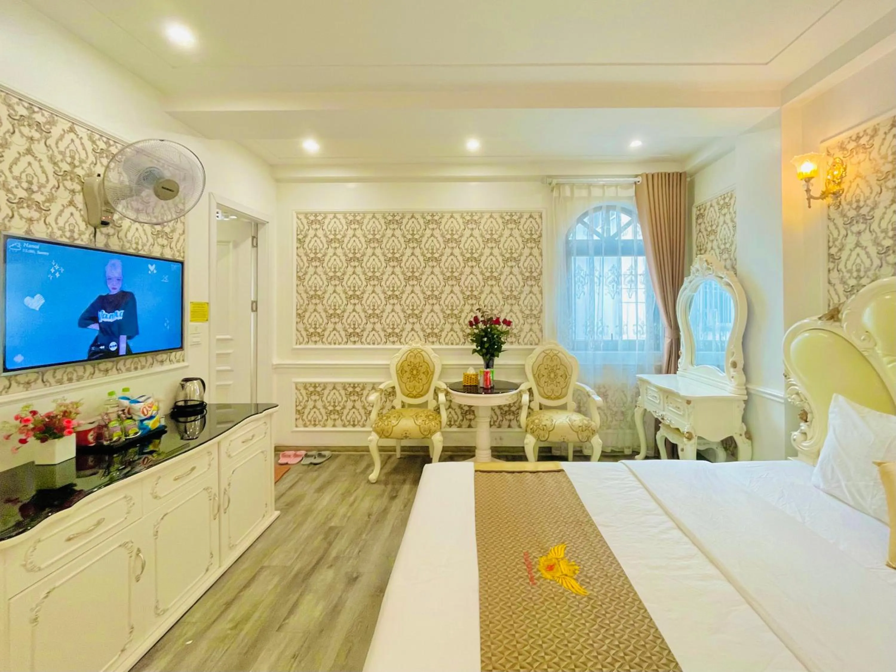 Photo of the whole room, Bed in Diamond Hotel Ha Noi