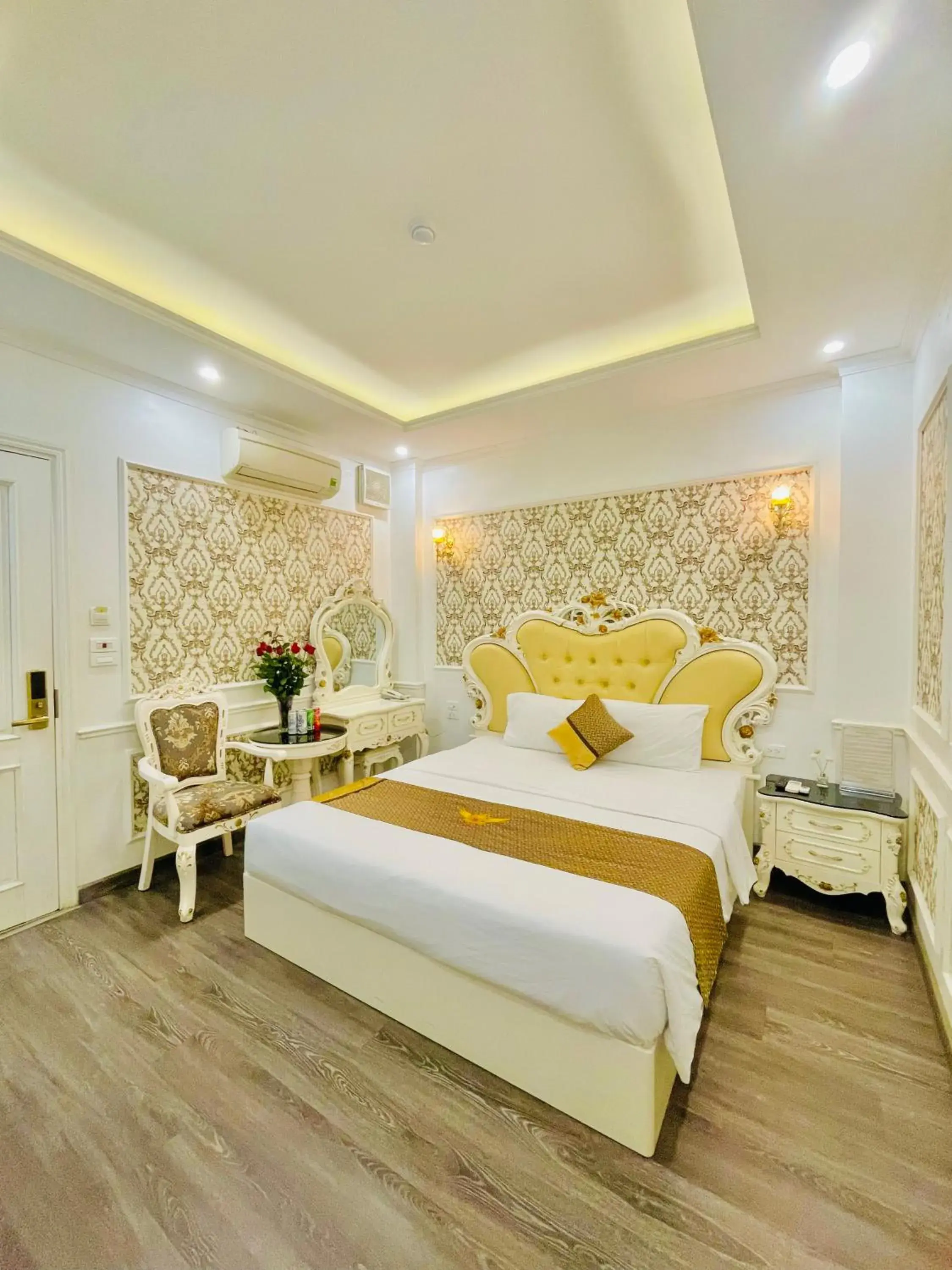 Photo of the whole room, Bed in Diamond Hotel Ha Noi Photo of the whole room, Bed in Diamond Hotel Ha Noi