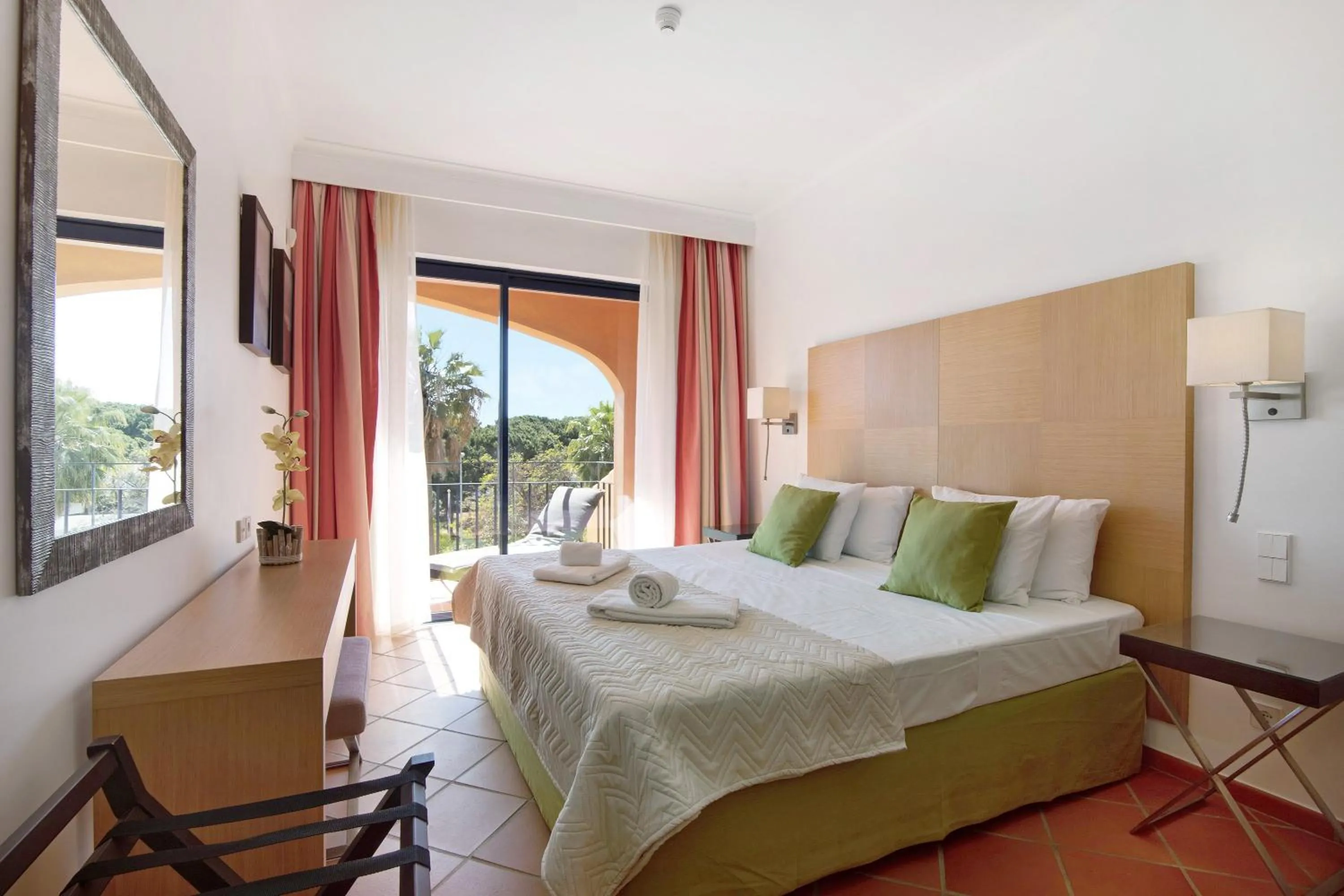 Property building, Bed in Apartamento T2 Vilasol Morgadinho