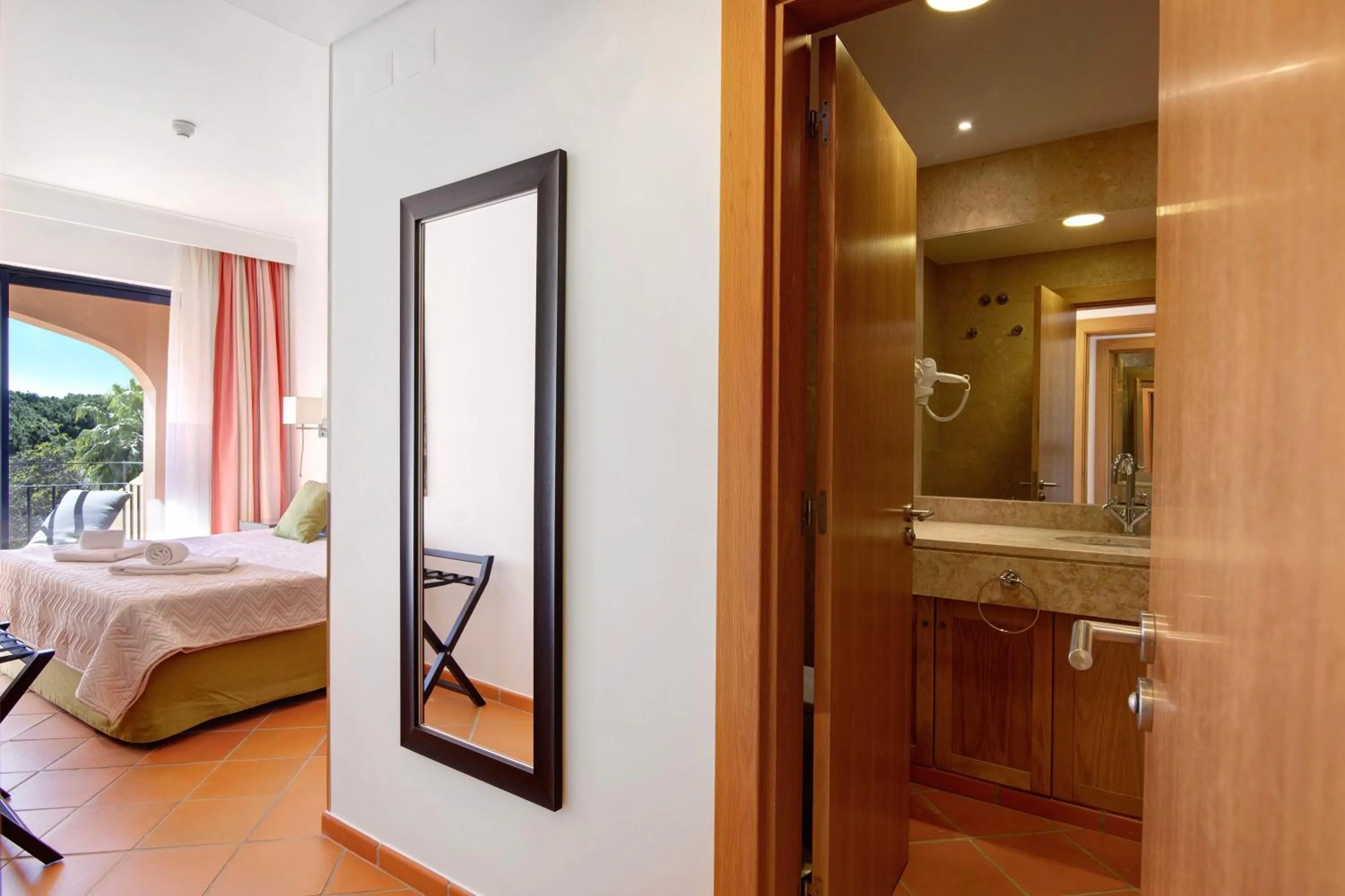 Property building, Bed in Apartamento T2 Vilasol Morgadinho