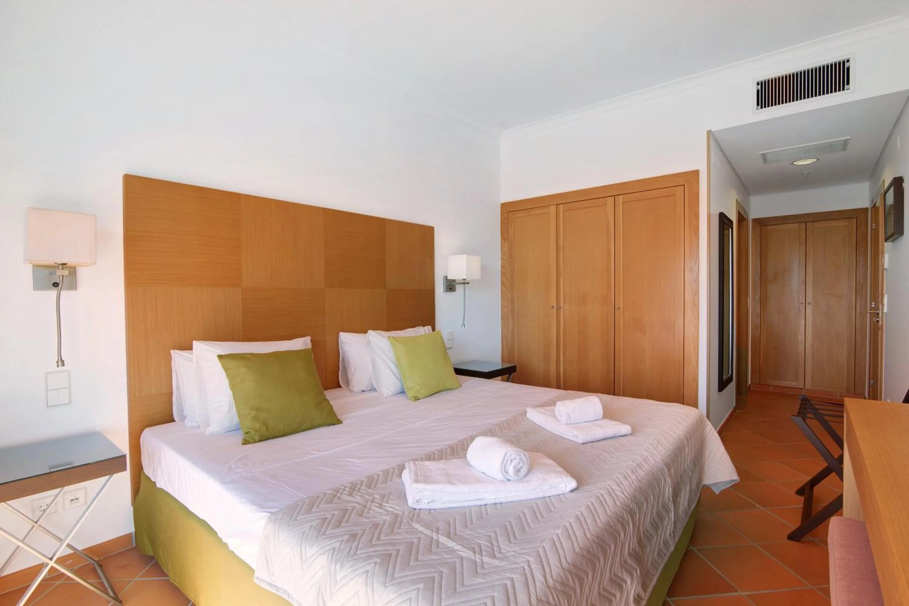 Property building, Bed in Apartamento T2 Vilasol Morgadinho