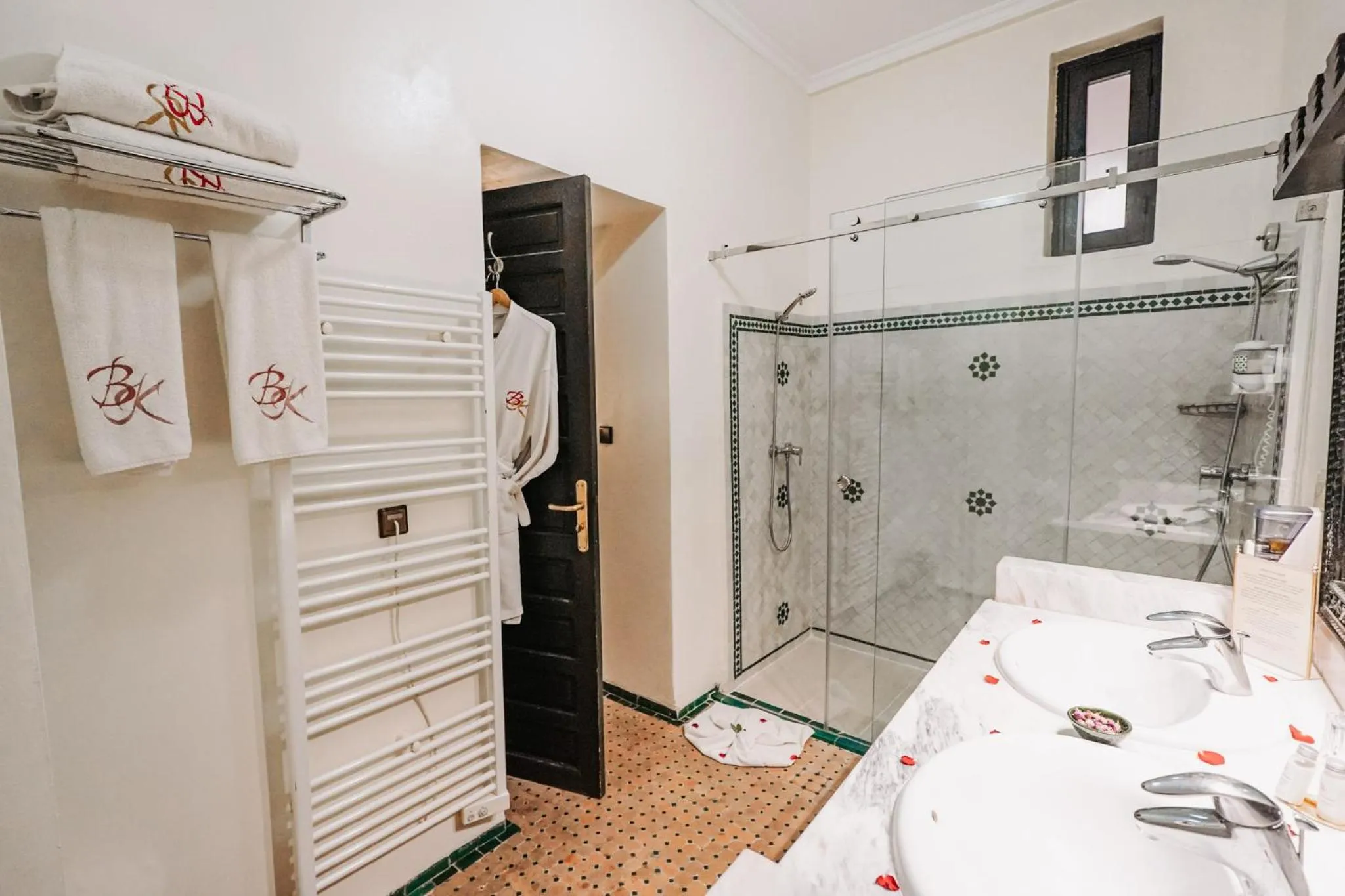 Shower in Les Borjs De La Kasbah