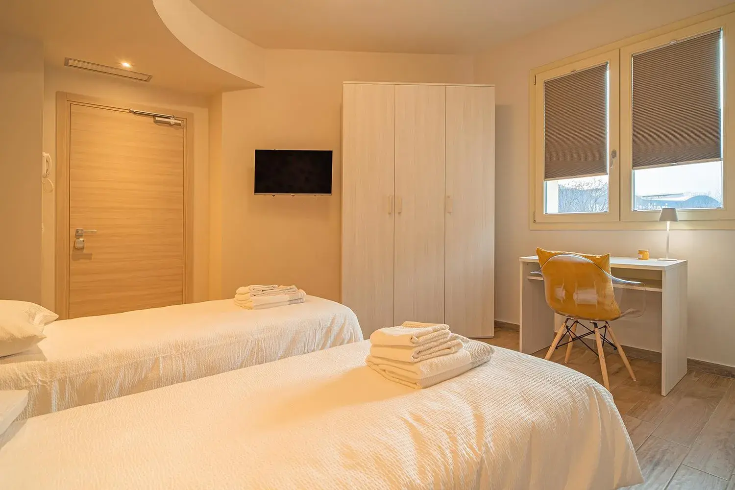 Large Twin Room in Le Alpi bed&living Large Twin Room in Le Alpi bed&living