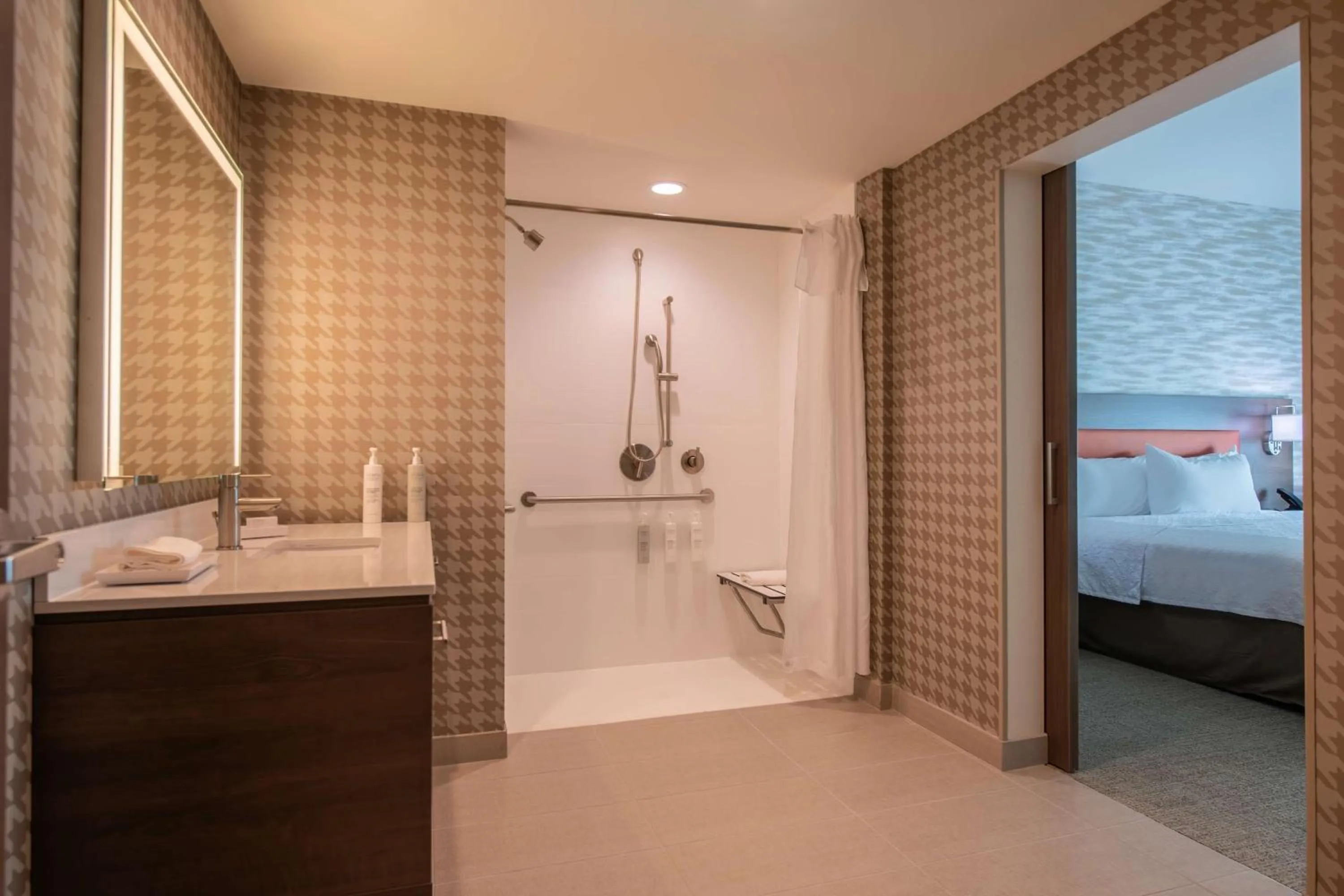 Bathroom, Bed in Home2 Suites By Hilton Kingsland