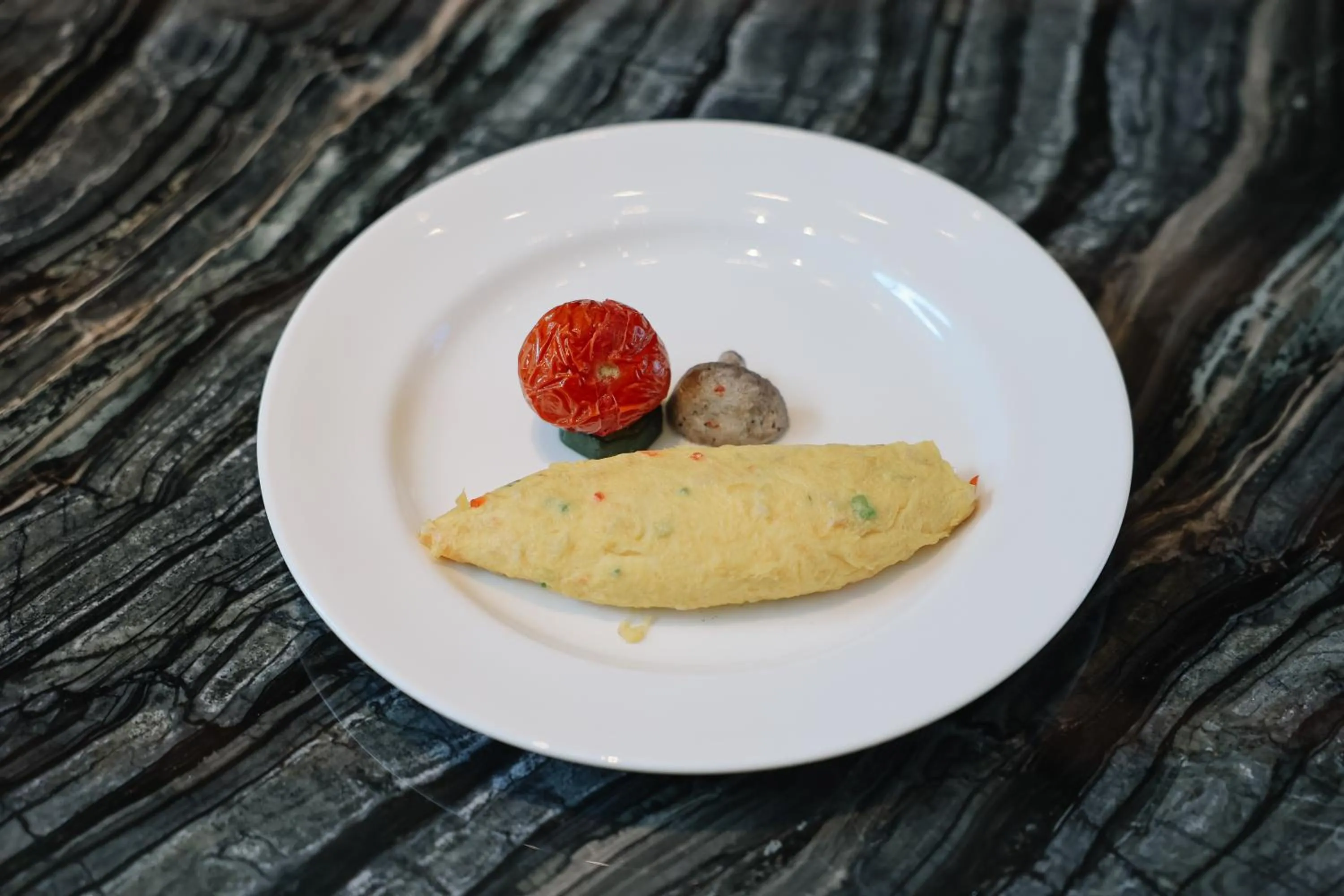 Breakfast in Conrad Shenzhen, the first art museum hotel in Greater Bay Area with the stunning bay and sunset view in the hotel terrace